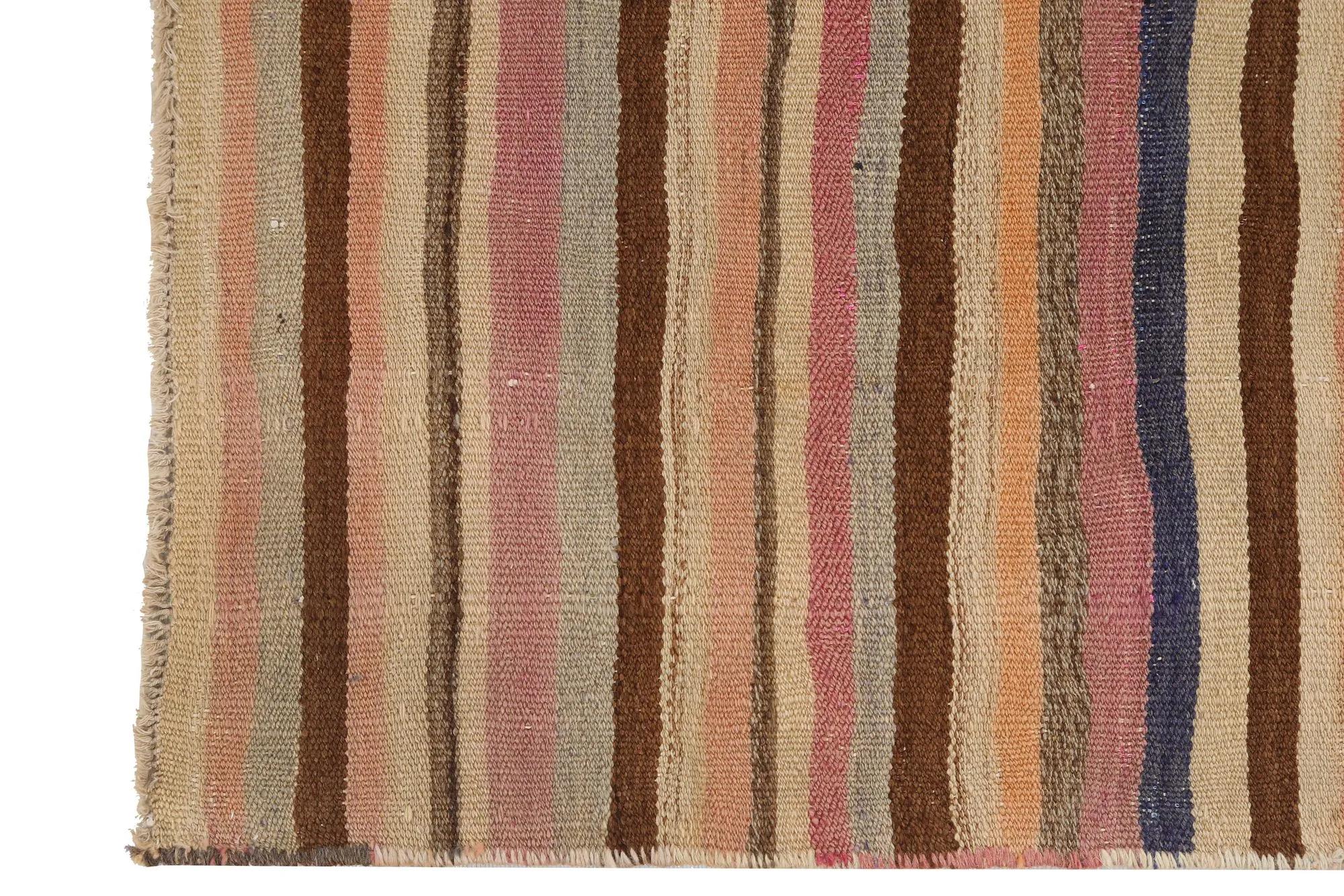 Scopri l'eleganza dei Rug & Kilim della Turchia. Progettato con una meticolosa attenzione ai dettagli, questo design esclusivo è perfetto per valorizzare il tuo spazio.