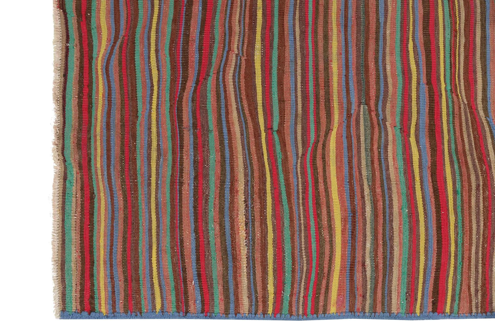 Scopri l'eleganza dei Rug & Kilim della Turchia. Progettato con una meticolosa attenzione ai dettagli, questo design esclusivo è perfetto per valorizzare il tuo spazio.
