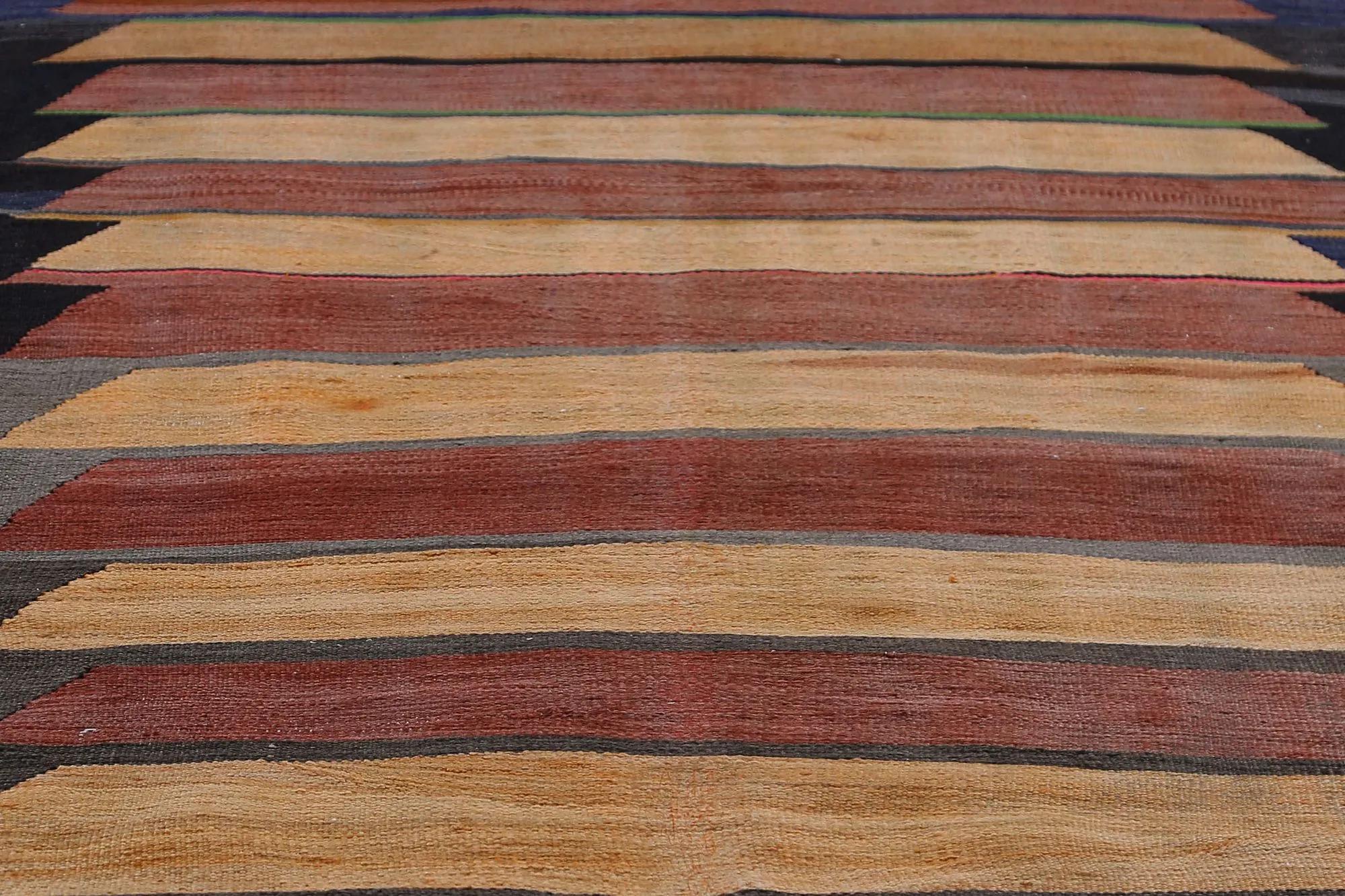 Entdecken Sie die Eleganz der türkischen Kilims mit Teppichen. Dieses exklusive Design, das mit viel Liebe zum Detail entworfen wurde, ist perfekt, um Ihren Raum zu verschönern.