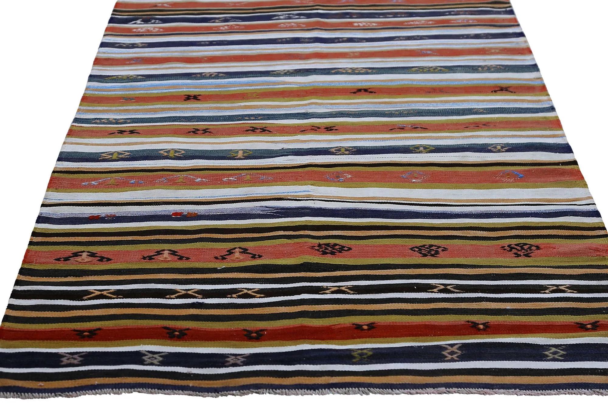 Entdecken Sie die Eleganz der türkischen Kilims mit Teppichen. Dieses exklusive Design, das mit viel Liebe zum Detail entworfen wurde, ist perfekt, um Ihren Raum zu verschönern.