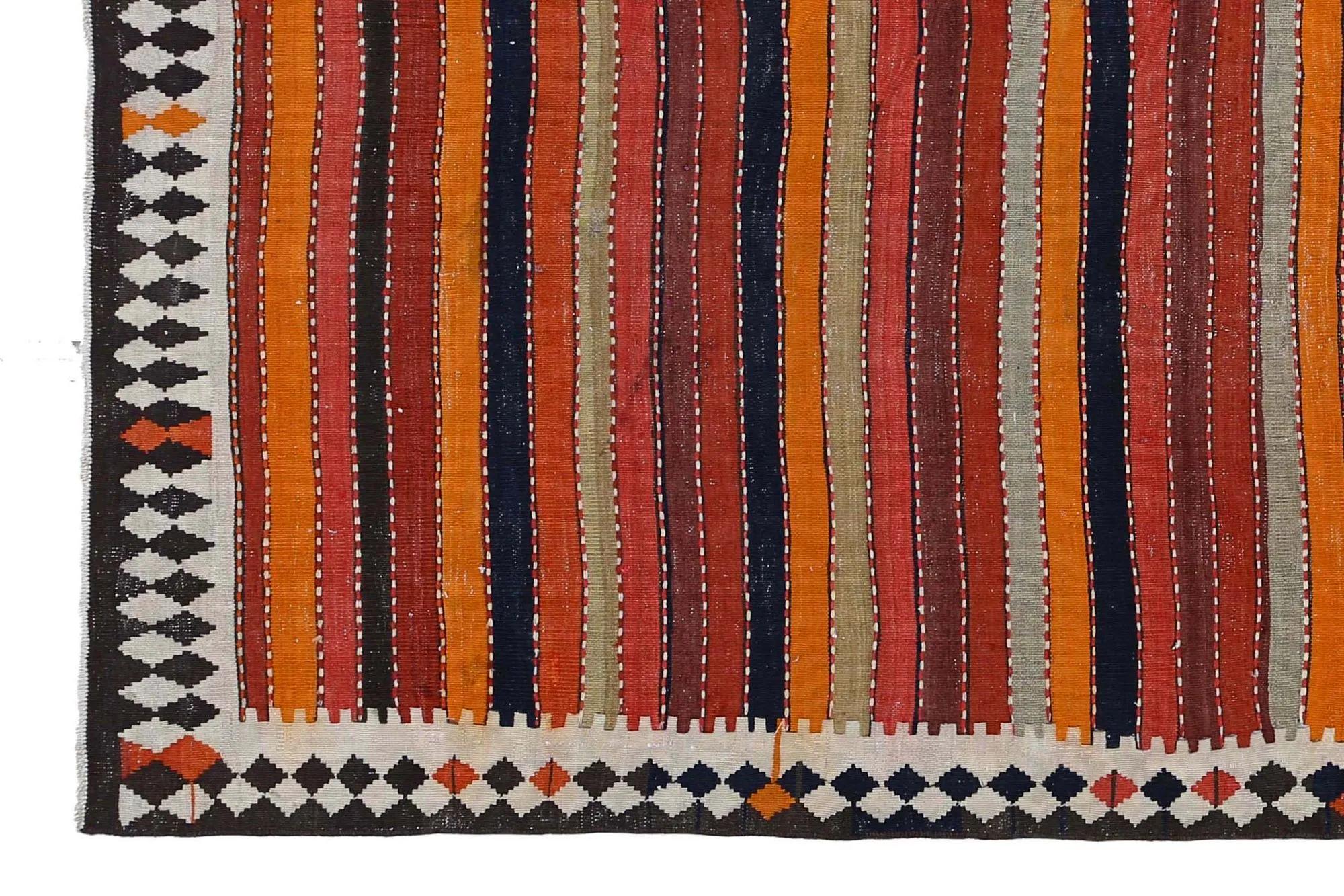 Scopri l'eleganza dei Rug & Kilim della Turchia. Progettato con una meticolosa attenzione ai dettagli, questo design esclusivo è perfetto per valorizzare il tuo spazio.