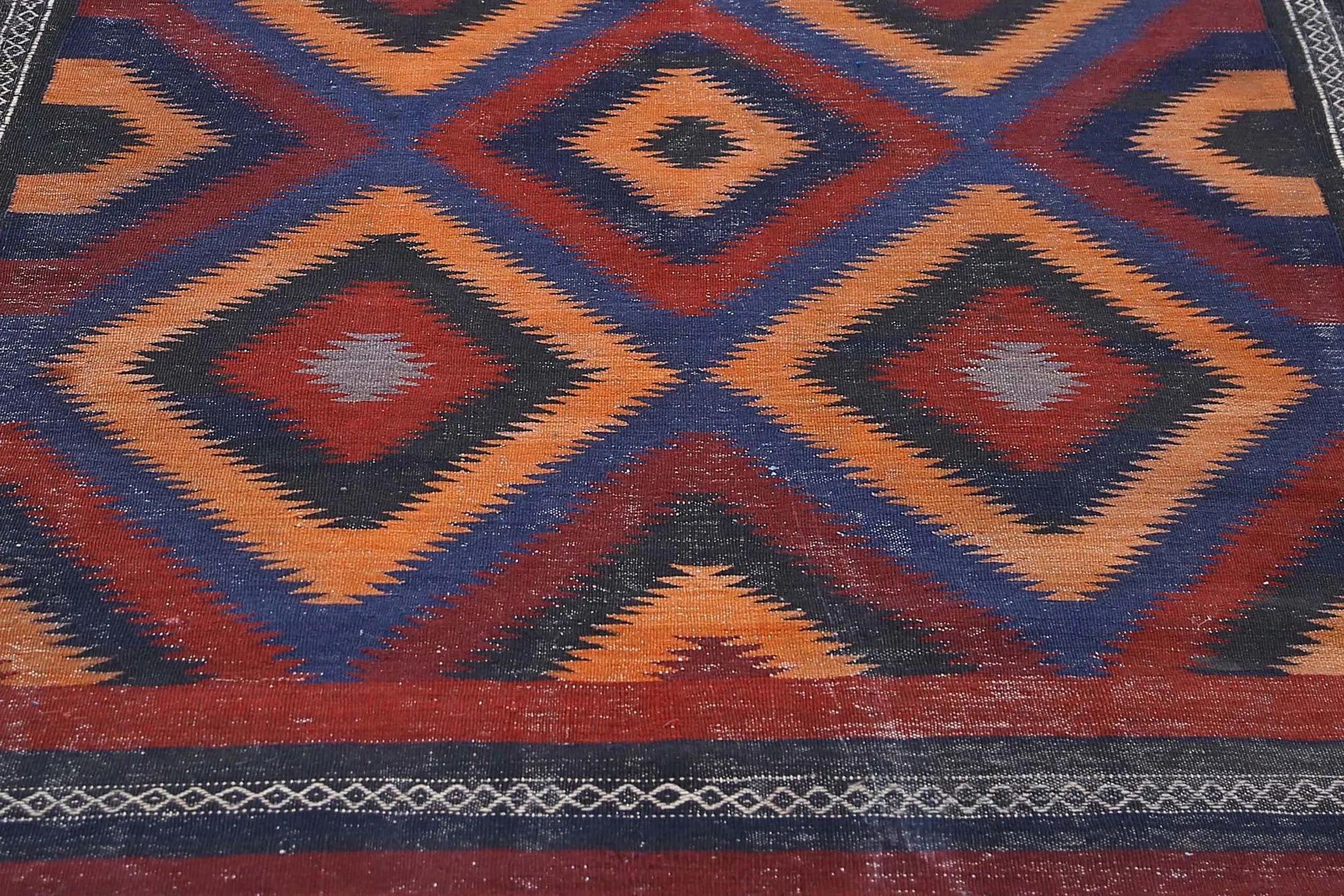 Découvrez l'élégance des tapis Rug & Kilim de Turquie. Conçu avec une attention méticuleuse aux détails, ce design exclusif est parfait pour mettre en valeur votre espace.