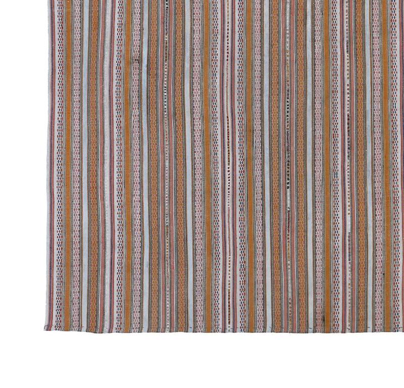 Découvrez l'élégance des tapis Rug & Kilim de Turquie. Conçu avec une attention méticuleuse aux détails, ce design exclusif est parfait pour mettre en valeur votre espace.