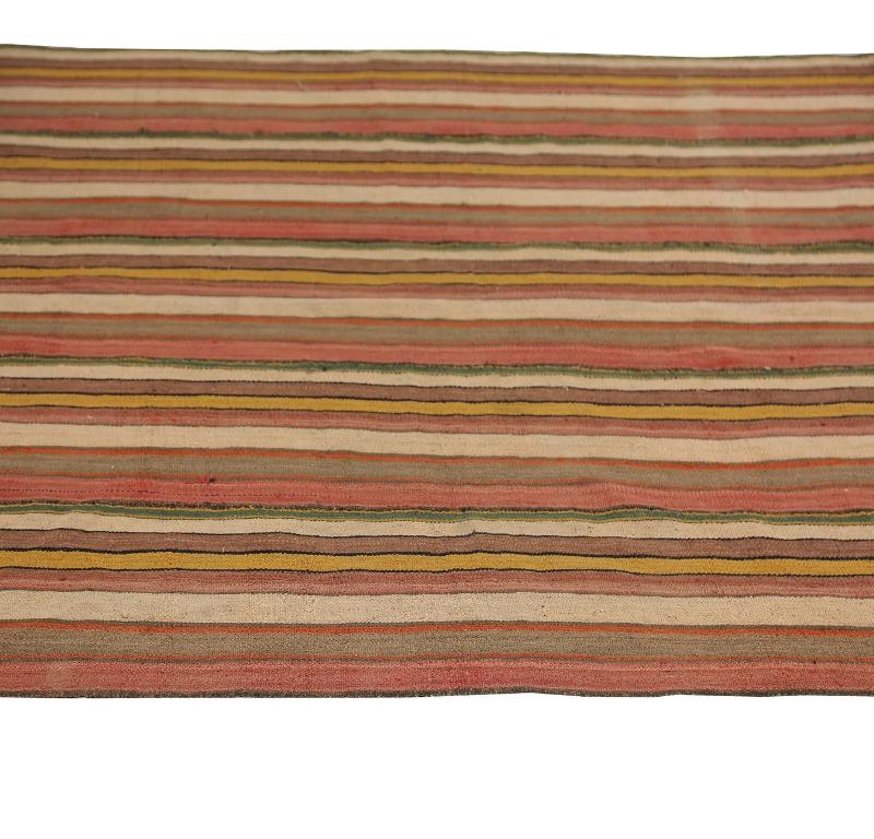 Entdecken Sie die Eleganz der türkischen Kilims mit Teppichen. Dieses exklusive Design, das mit viel Liebe zum Detail entworfen wurde, ist perfekt, um Ihren Raum zu verschönern.