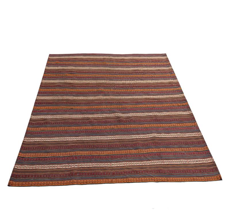 Découvrez l'élégance des tapis Rug & Kilim de Turquie. Conçu avec une attention méticuleuse aux détails, ce design exclusif est parfait pour mettre en valeur votre espace.