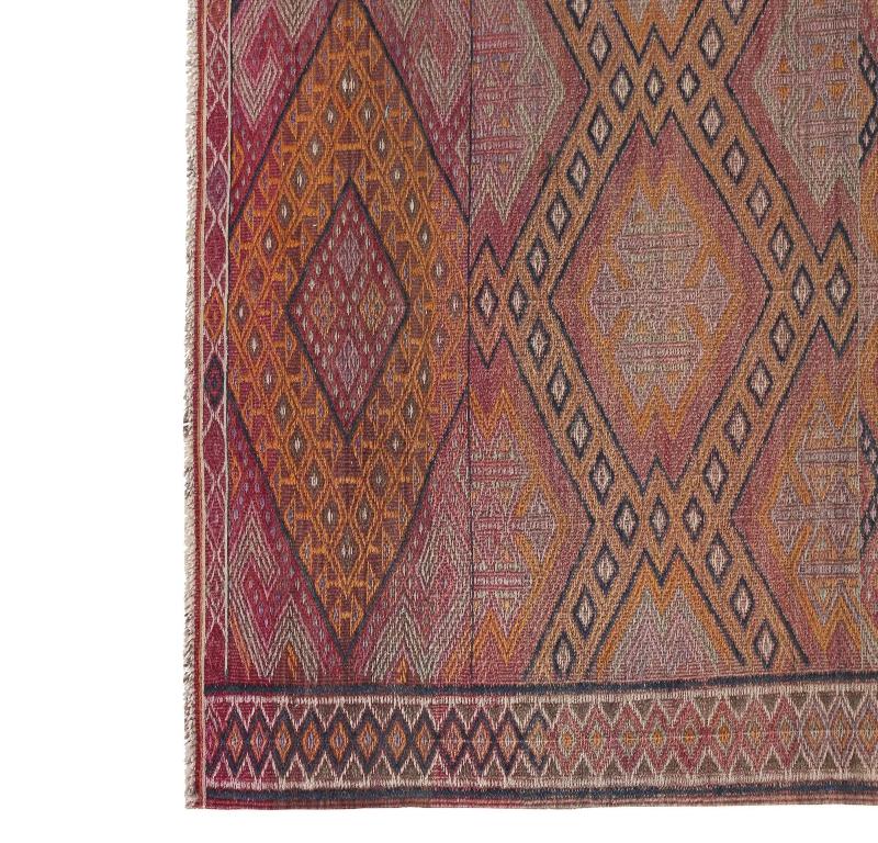 Découvrez l'élégance des tapis Rug & Kilim de Turquie. Conçu avec une attention méticuleuse aux détails, ce design exclusif est parfait pour mettre en valeur votre espace.