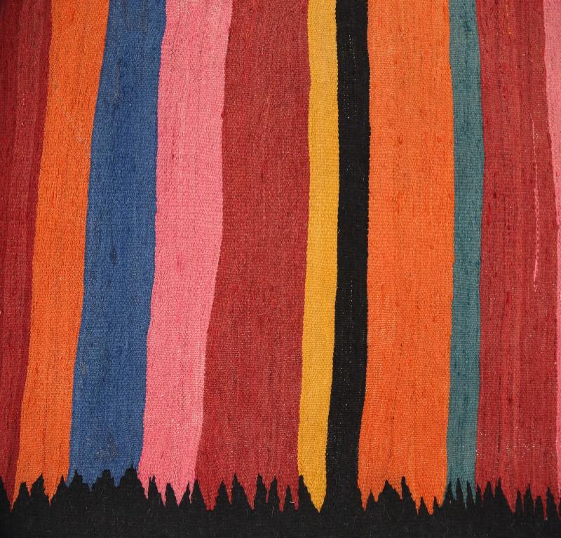 Entdecken Sie die Eleganz der türkischen Kilims mit Teppichen. Dieses exklusive Design, das mit viel Liebe zum Detail entworfen wurde, ist perfekt, um Ihren Raum zu verschönern.