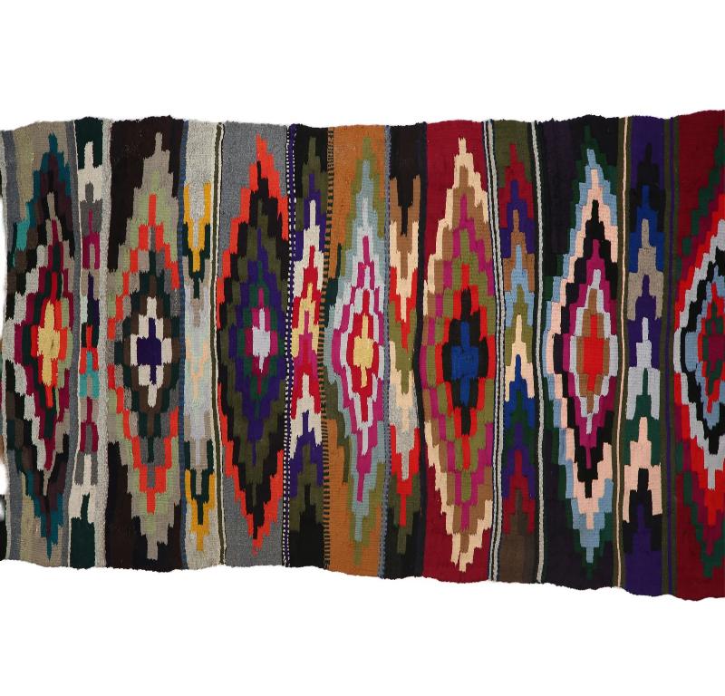 Découvrez l'élégance des tapis Rug & Kilim de Turquie. Conçu avec une attention méticuleuse aux détails, ce design exclusif est parfait pour mettre en valeur votre espace.