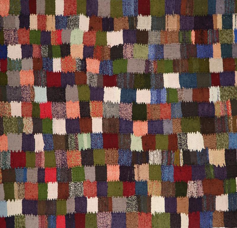 Entdecken Sie die Eleganz der türkischen Kilims mit Teppichen. Dieses exklusive Design, das mit viel Liebe zum Detail entworfen wurde, ist perfekt, um Ihren Raum zu verschönern.