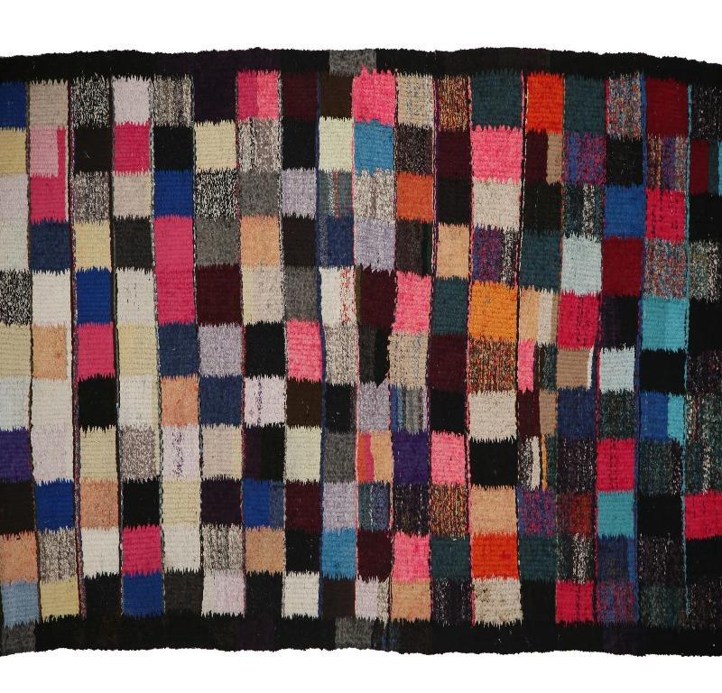 Entdecken Sie die Eleganz der türkischen Kilims mit Teppichen. Dieses exklusive Design, das mit viel Liebe zum Detail entworfen wurde, ist perfekt, um Ihren Raum zu verschönern.