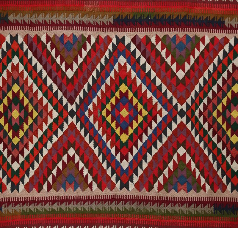 Entdecken Sie die Eleganz der türkischen Kilims mit Teppichen. Dieses exklusive Design, das mit viel Liebe zum Detail entworfen wurde, ist perfekt, um Ihren Raum zu verschönern.