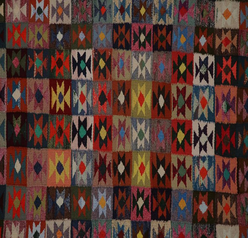 Entdecken Sie die Eleganz der türkischen Kilims mit Teppichen. Dieses exklusive Design, das mit viel Liebe zum Detail entworfen wurde, ist perfekt, um Ihren Raum zu verschönern.