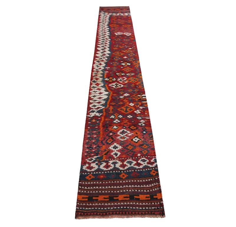 Découvrez l'élégance des tapis Rug & Kilim de Turquie. Conçu avec une attention méticuleuse aux détails, ce design exclusif est parfait pour mettre en valeur votre espace.