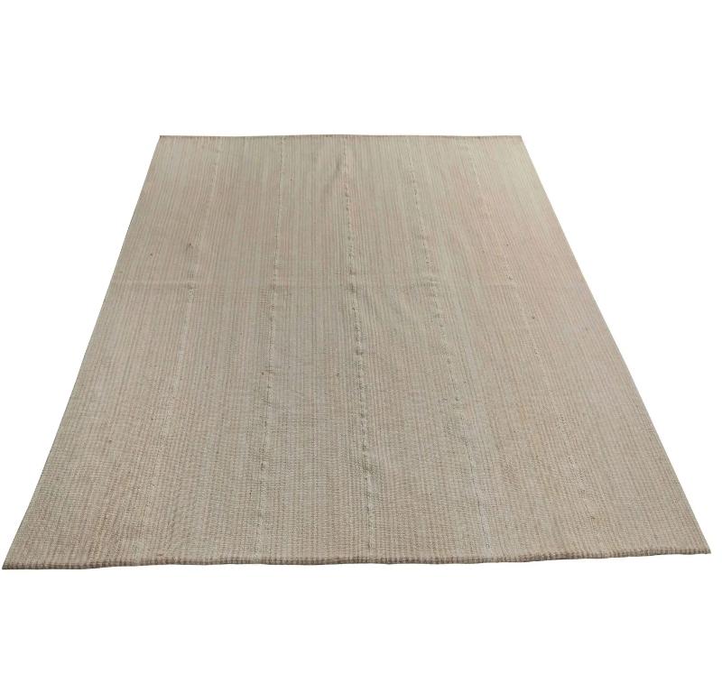 Entdecken Sie die Eleganz der türkischen Kilims mit Teppichen. Dieses exklusive Design, das mit viel Liebe zum Detail entworfen wurde, ist perfekt, um Ihren Raum zu verschönern.