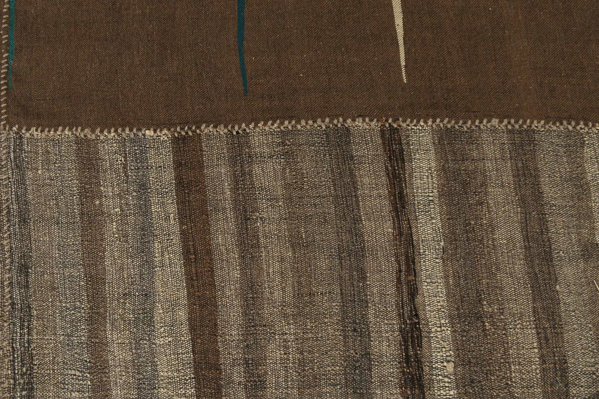 Entdecken Sie die Eleganz der türkischen Kilims mit Teppichen. Dieses exklusive Design, das mit viel Liebe zum Detail entworfen wurde, ist perfekt, um Ihren Raum zu verschönern.