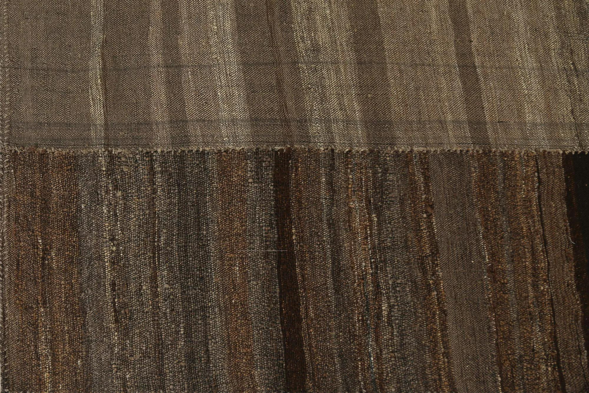 Découvrez l'élégance des tapis Rug & Kilim de Turquie. Conçu avec une attention méticuleuse aux détails, ce design exclusif est parfait pour mettre en valeur votre espace.
