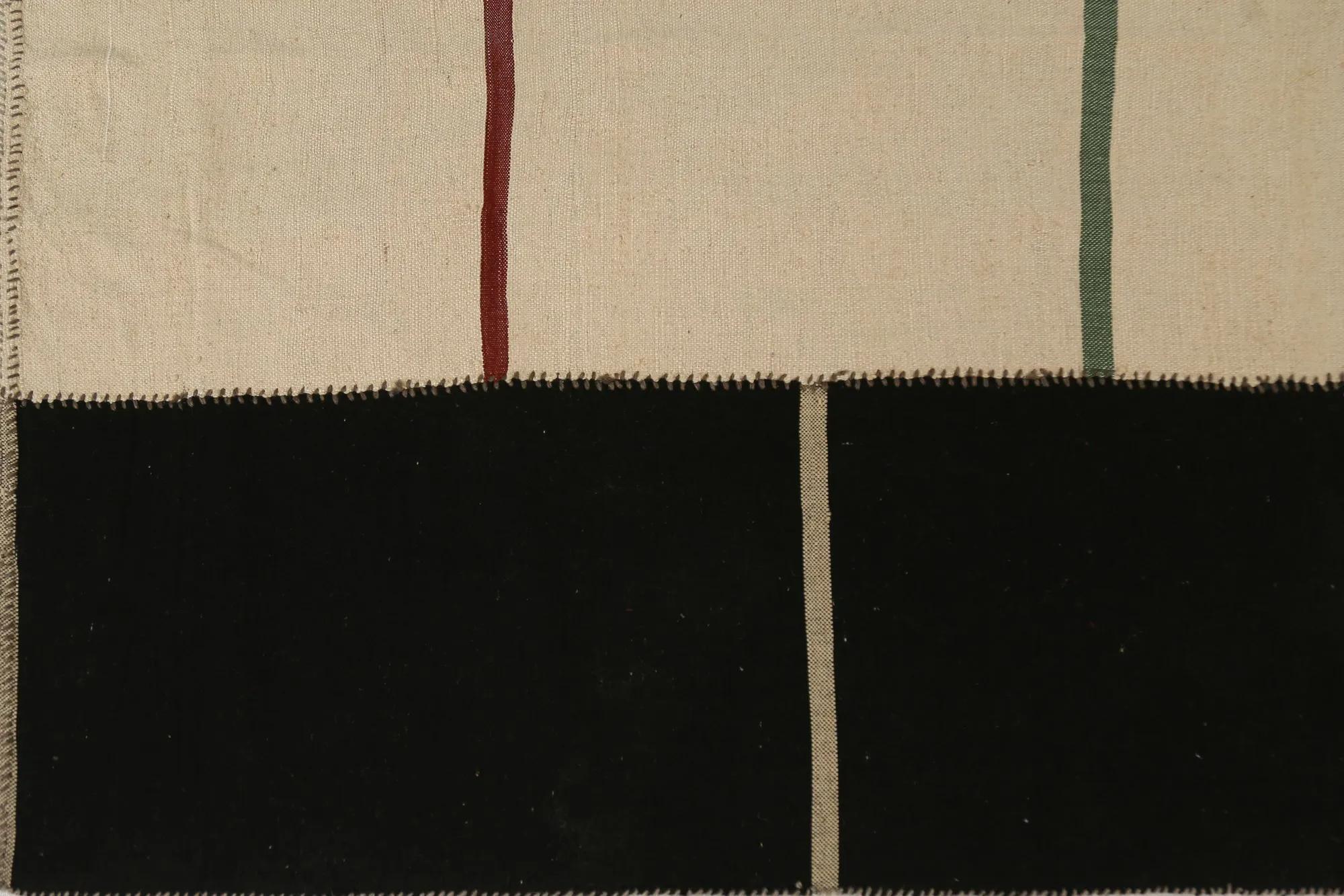 Scopri l'eleganza dei Rug & Kilim della Turchia. Progettato con una meticolosa attenzione ai dettagli, questo design esclusivo è perfetto per valorizzare il tuo spazio.