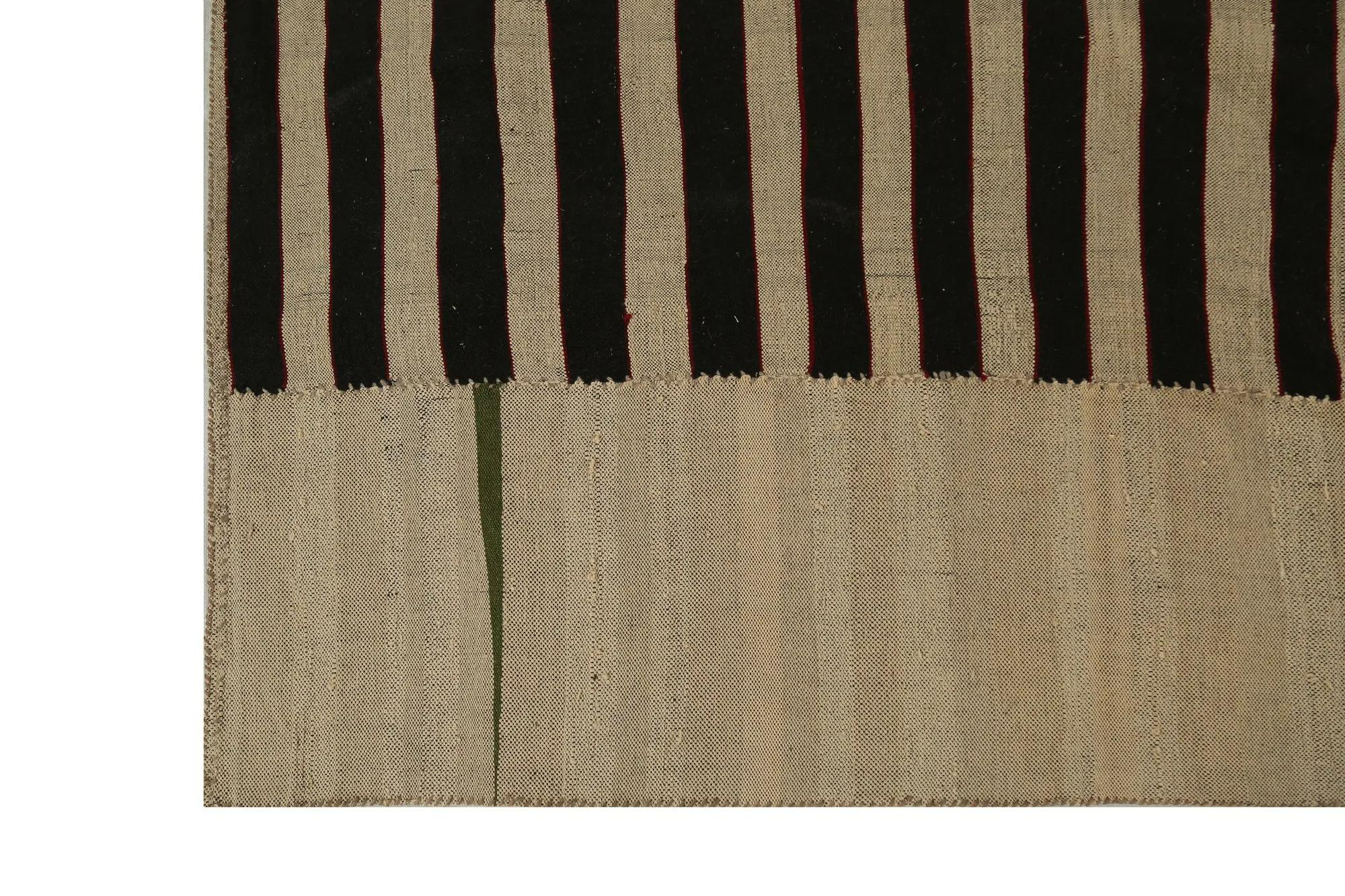 Scopri l'eleganza dei Rug & Kilim della Turchia. Progettato con una meticolosa attenzione ai dettagli, questo design esclusivo è perfetto per valorizzare il tuo spazio.