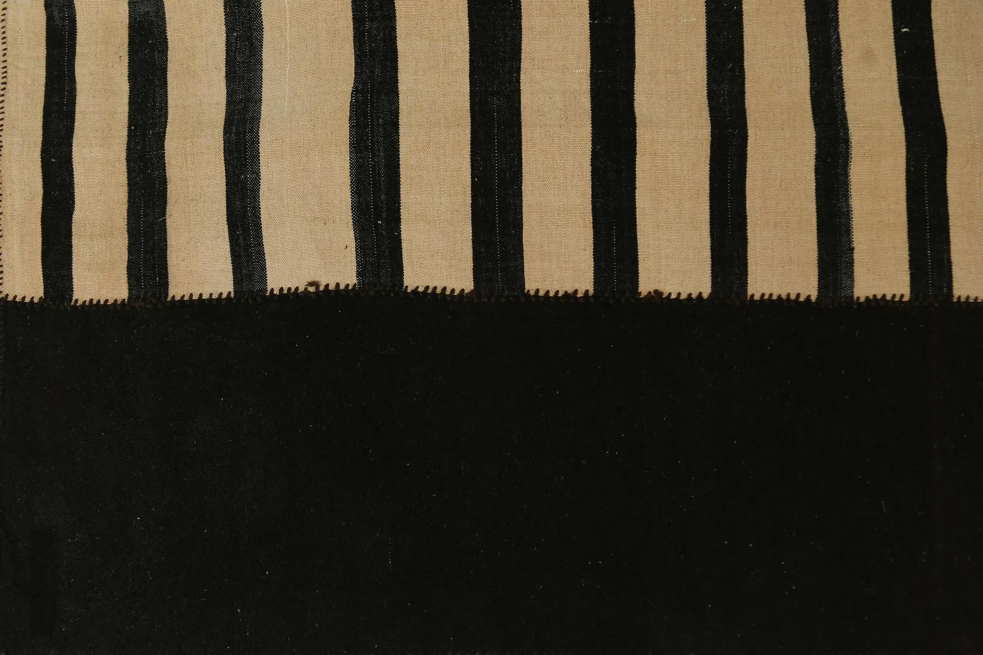 Scopri l'eleganza dei Rug & Kilim della Turchia. Progettato con una meticolosa attenzione ai dettagli, questo design esclusivo è perfetto per valorizzare il tuo spazio.
