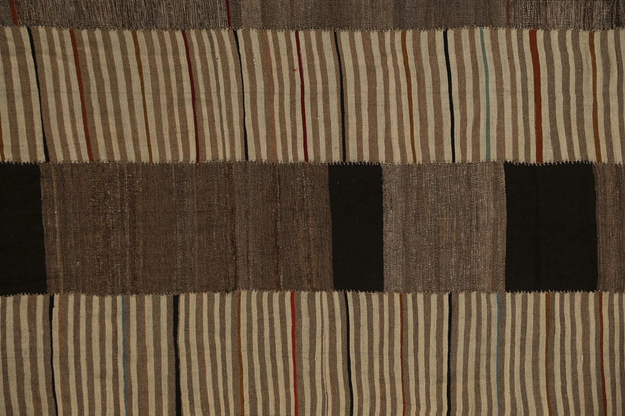 Entdecken Sie die Eleganz der türkischen Kilims mit Teppichen. Dieses exklusive Design, das mit viel Liebe zum Detail entworfen wurde, ist perfekt, um Ihren Raum zu verschönern.