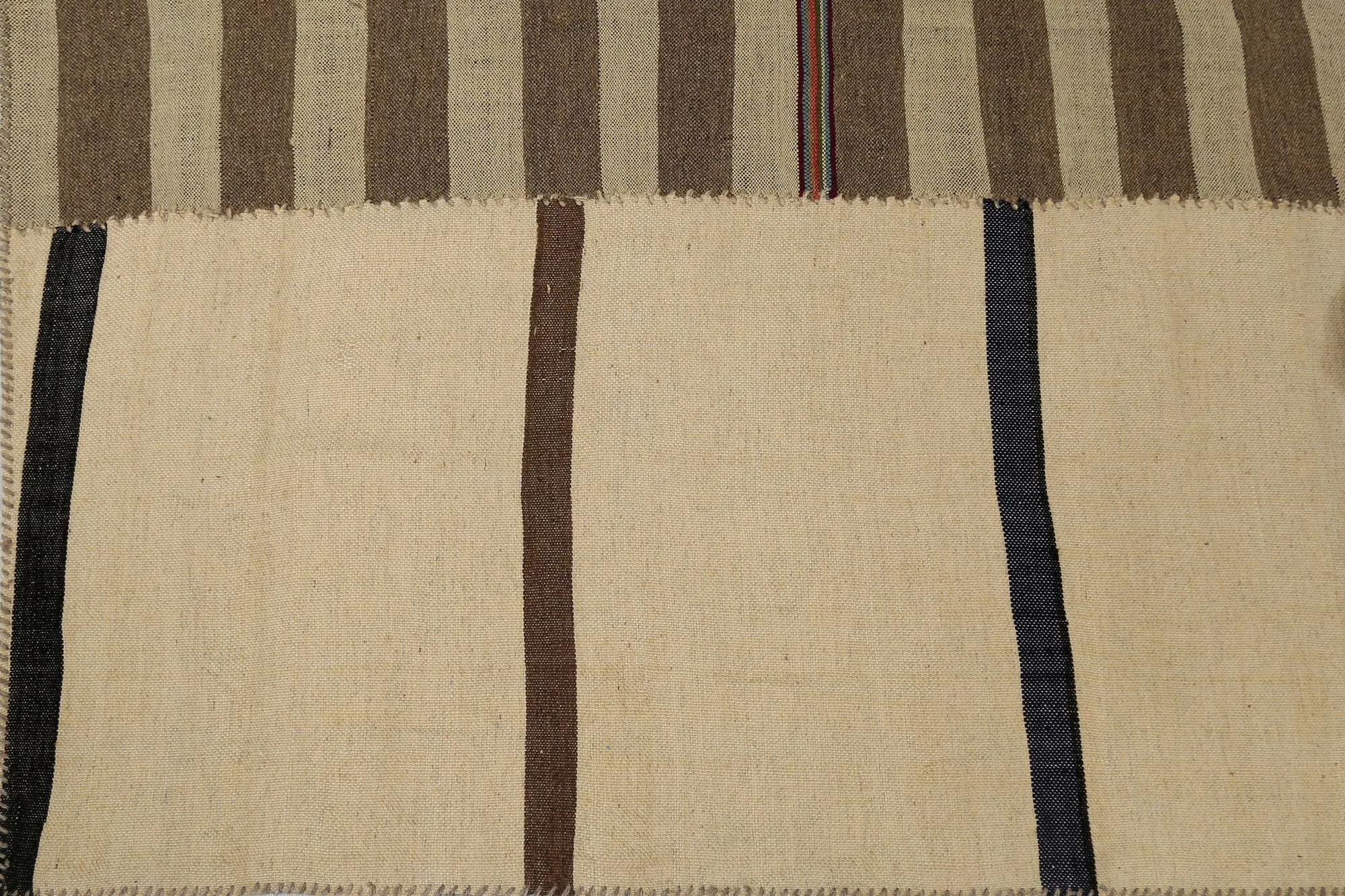 Scopri l'eleganza dei Rug & Kilim della Turchia. Progettato con una meticolosa attenzione ai dettagli, questo design esclusivo è perfetto per valorizzare il tuo spazio.