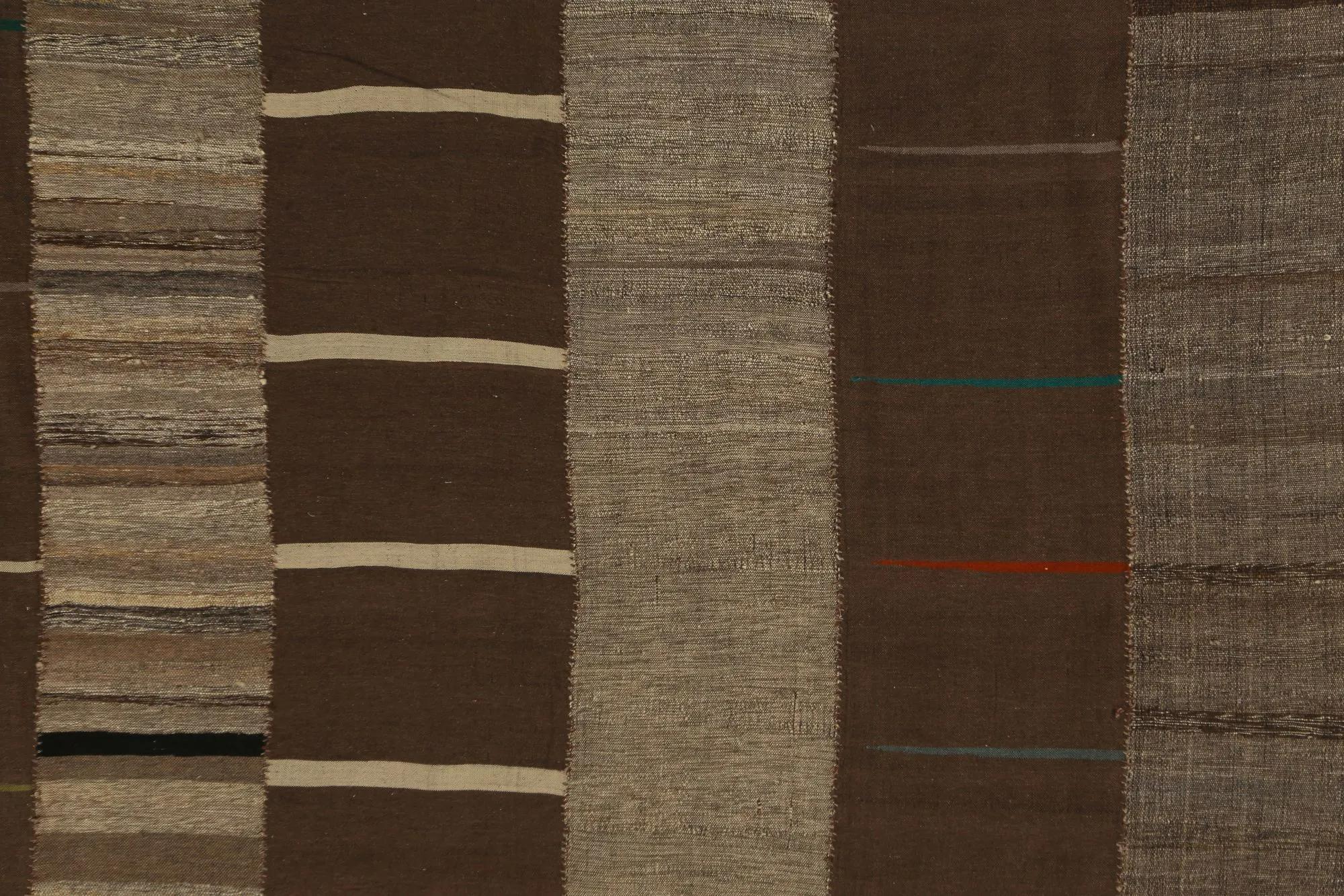Scopri l'eleganza dei Rug & Kilim della Turchia. Progettato con una meticolosa attenzione ai dettagli, questo design esclusivo è perfetto per valorizzare il tuo spazio.