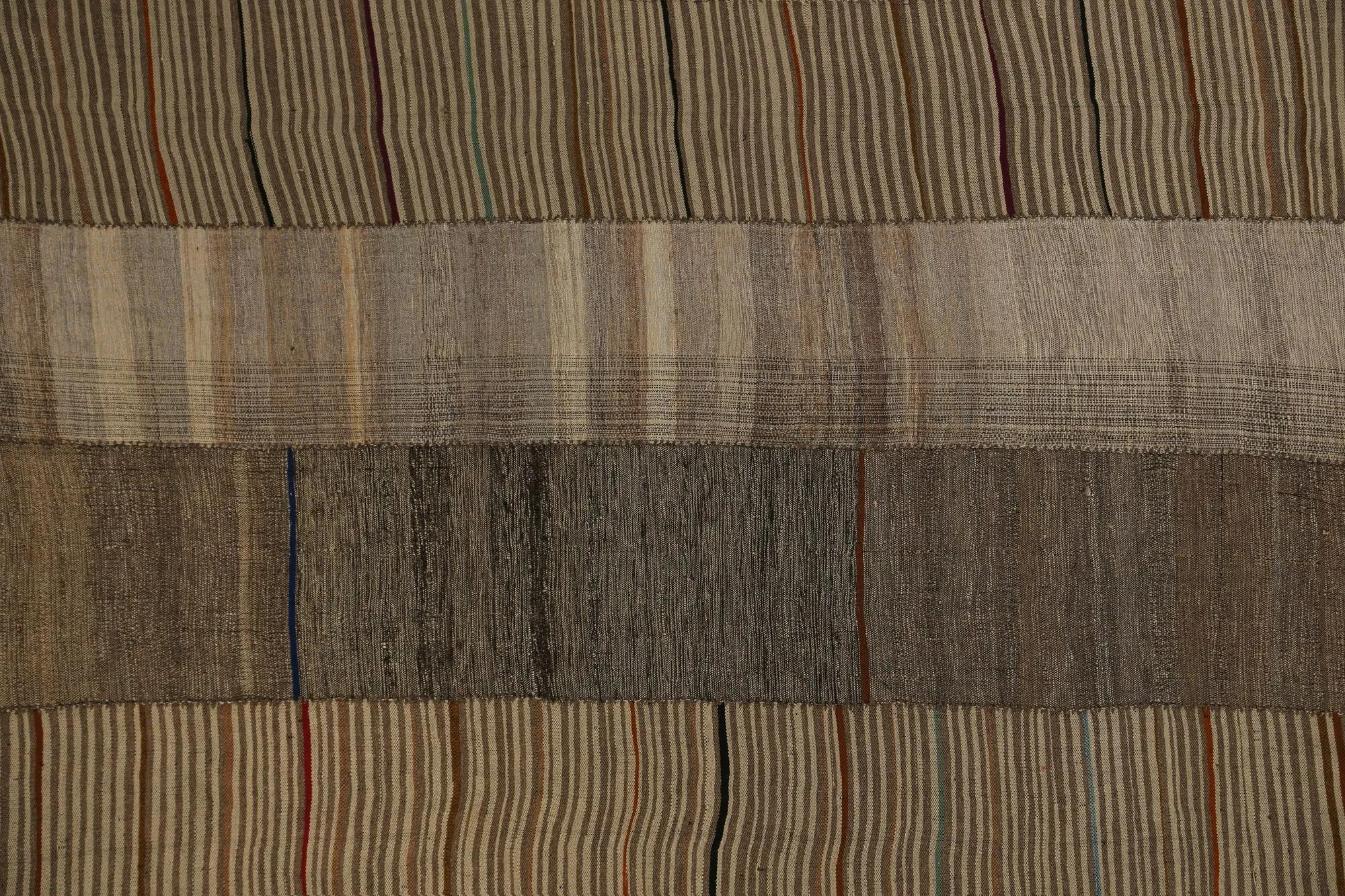Entdecken Sie die Eleganz der türkischen Kilims mit Teppichen. Dieses exklusive Design, das mit viel Liebe zum Detail entworfen wurde, ist perfekt, um Ihren Raum zu verschönern.