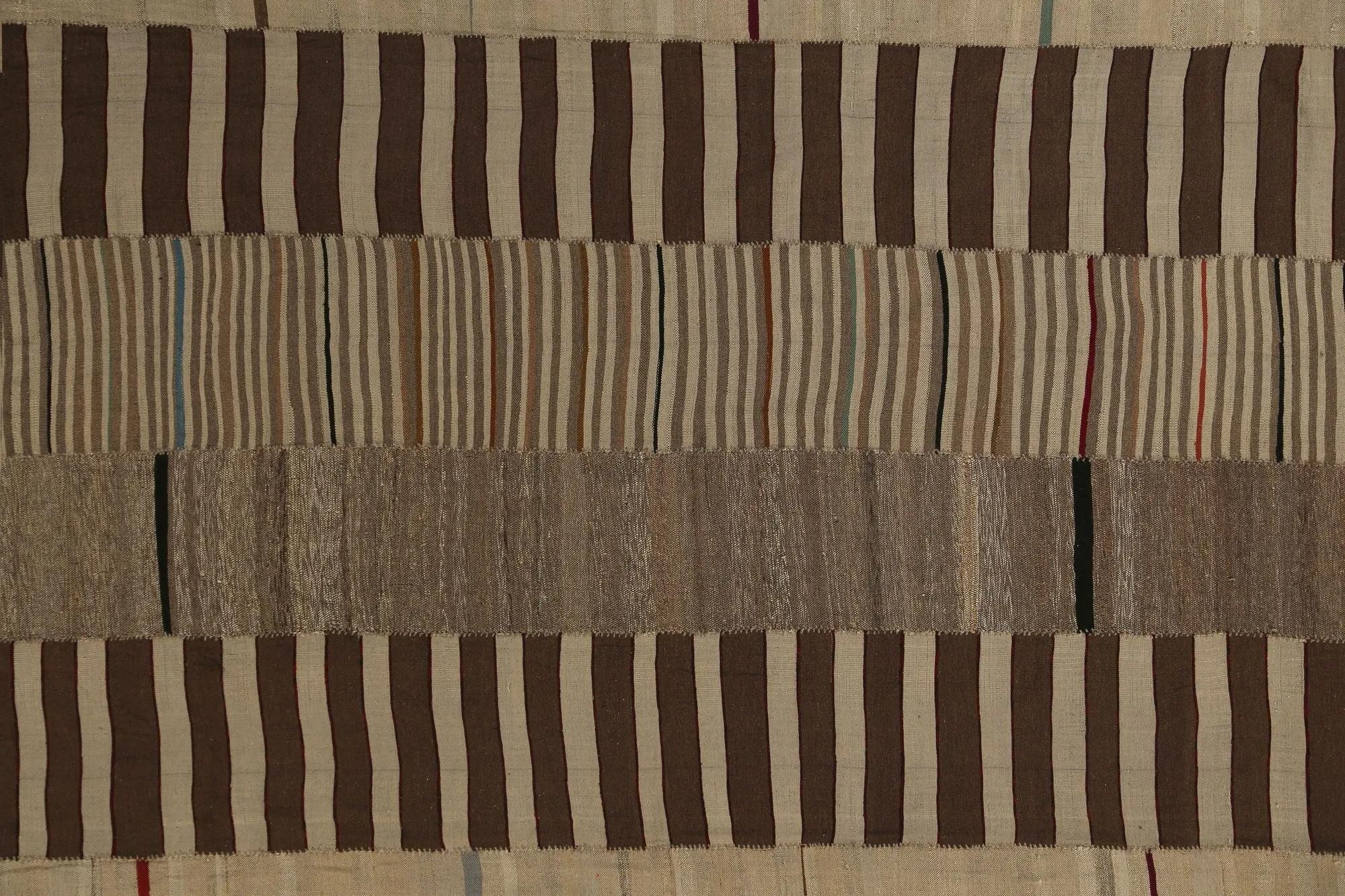 Scopri l'eleganza dei Rug & Kilim della Turchia. Progettato con una meticolosa attenzione ai dettagli, questo design esclusivo è perfetto per valorizzare il tuo spazio.