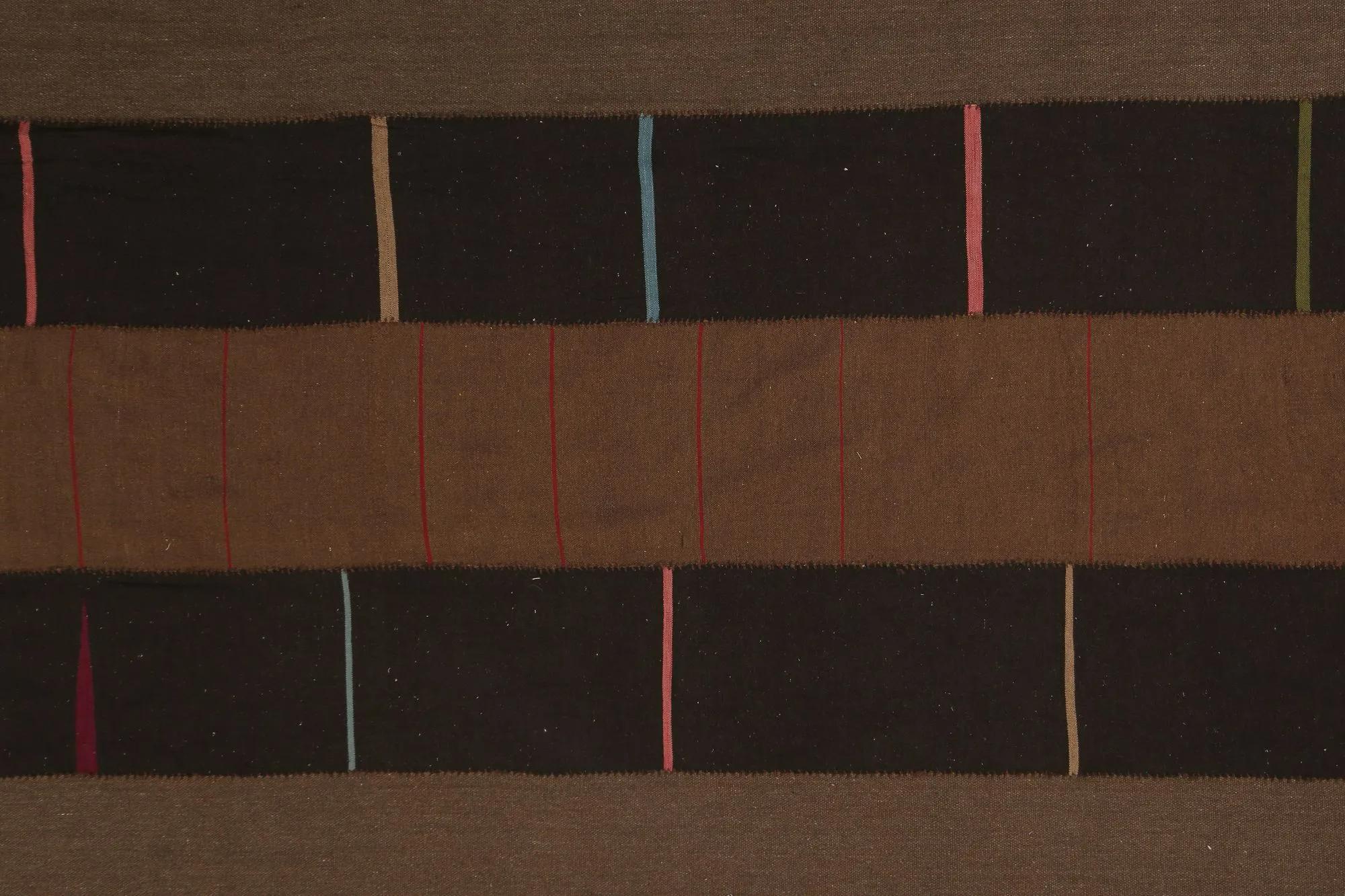 Entdecken Sie die Eleganz der türkischen Kilims mit Teppichen. Dieses exklusive Design, das mit viel Liebe zum Detail entworfen wurde, ist perfekt, um Ihren Raum zu verschönern.