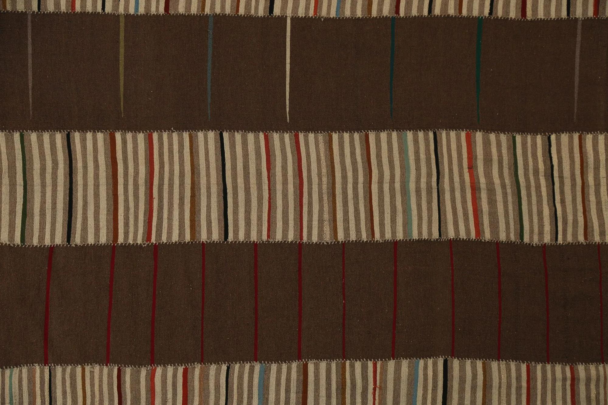 Scopri l'eleganza dei Rug & Kilim della Turchia. Progettato con una meticolosa attenzione ai dettagli, questo design esclusivo è perfetto per valorizzare il tuo spazio.