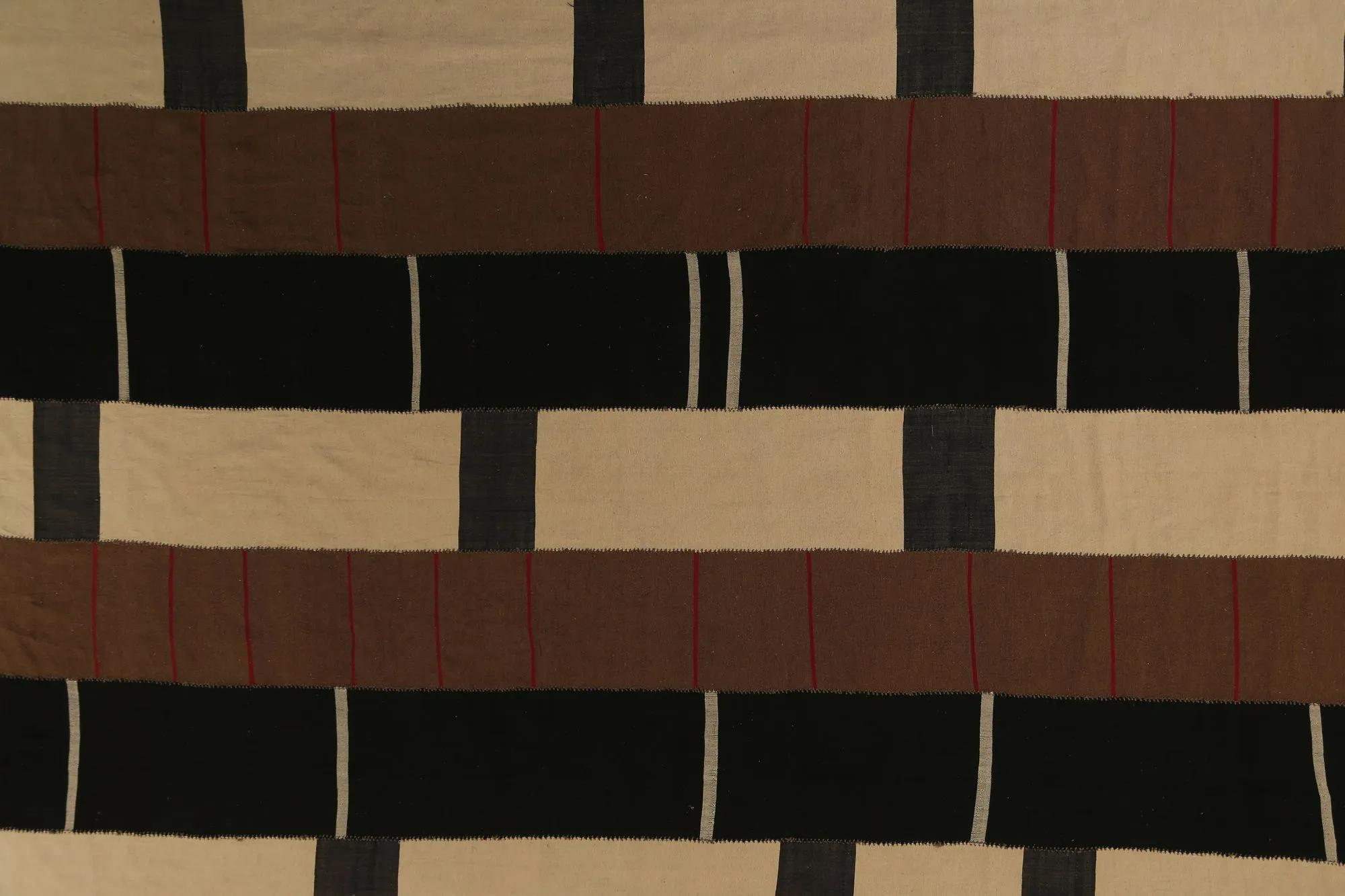 Scopri l'eleganza dei Rug & Kilim della Turchia. Progettato con una meticolosa attenzione ai dettagli, questo design esclusivo è perfetto per valorizzare il tuo spazio.