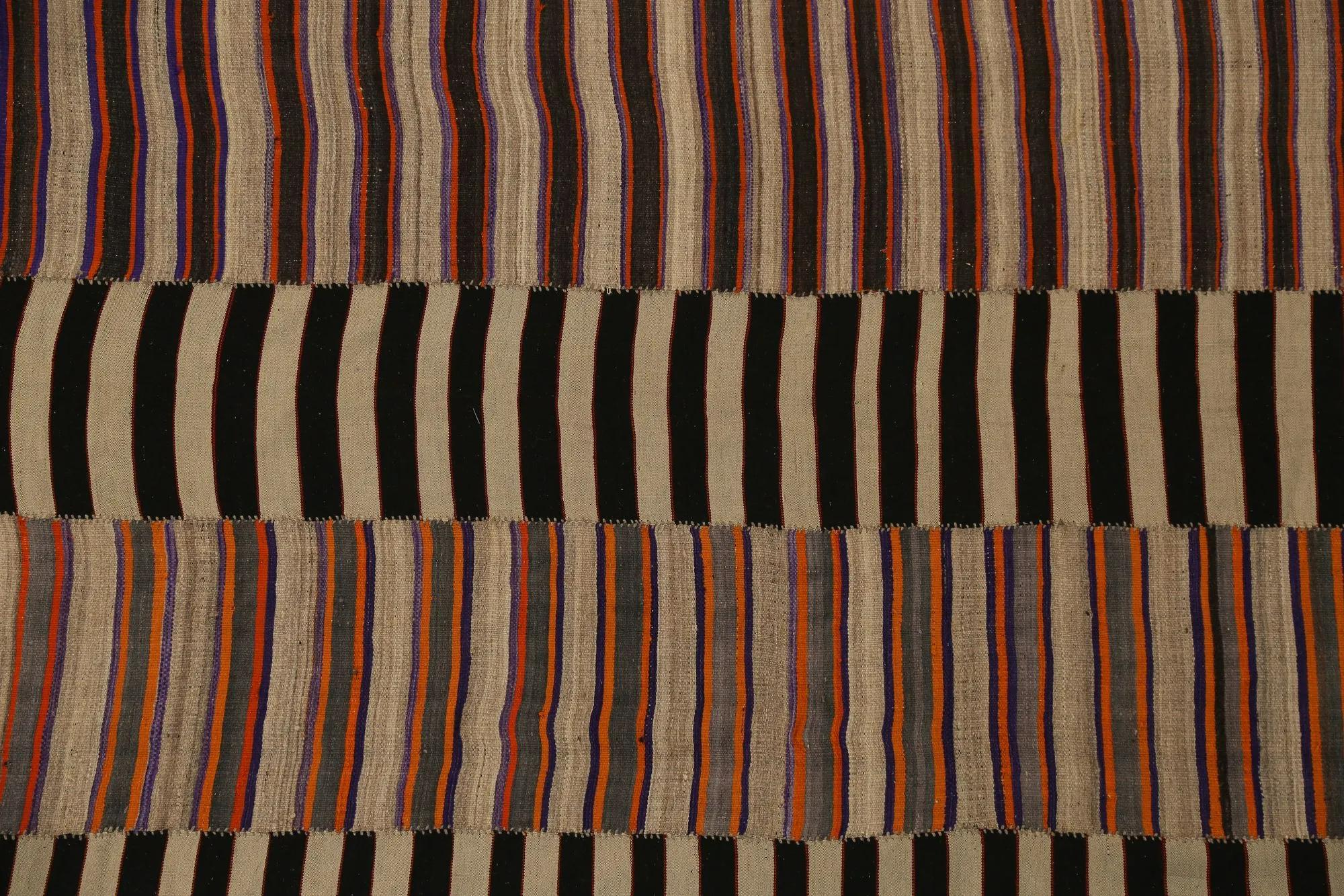Découvrez l'élégance des tapis Rug & Kilim de Turquie. Conçu avec une attention méticuleuse aux détails, ce design exclusif est parfait pour mettre en valeur votre espace.