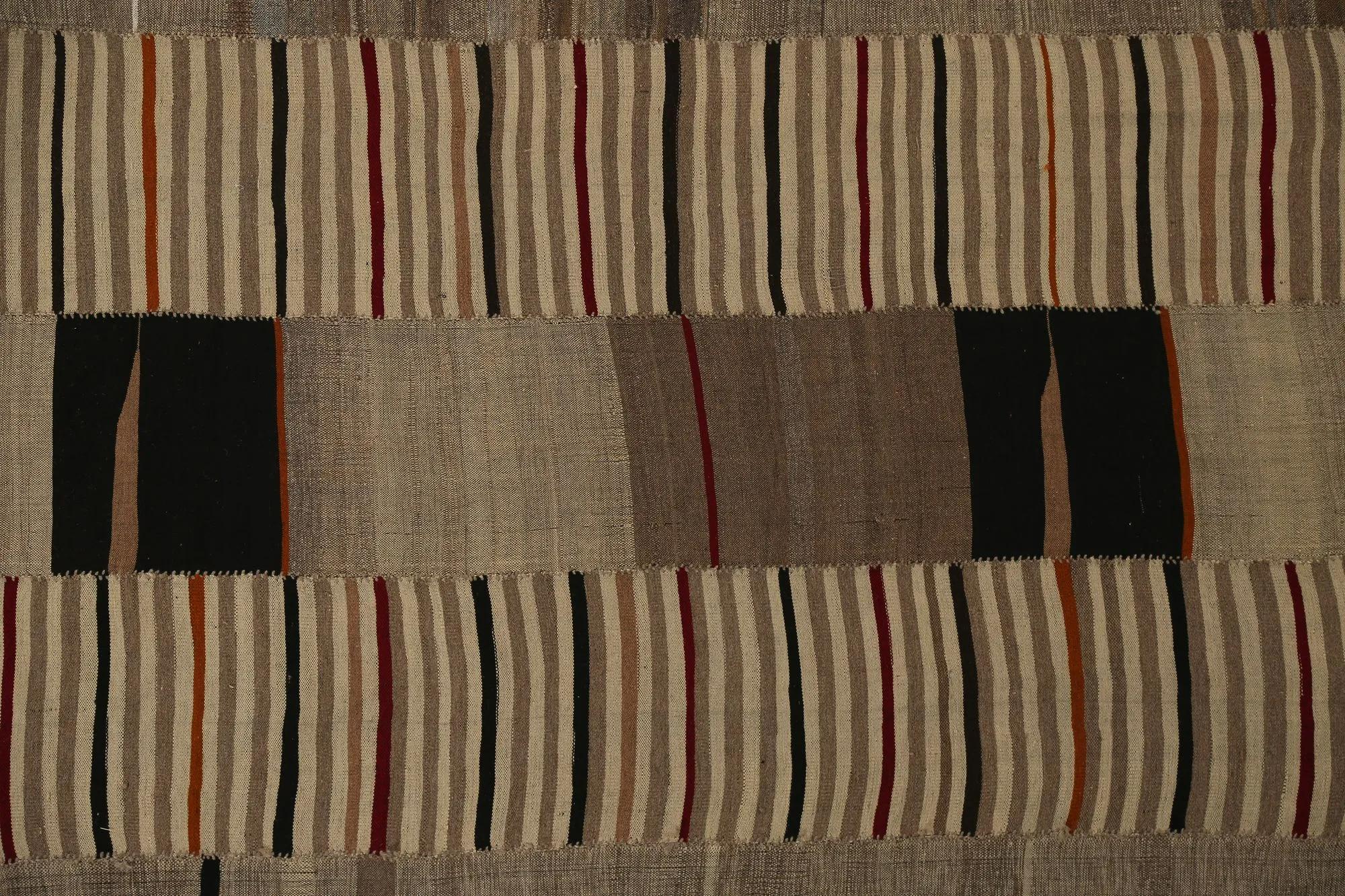 Entdecken Sie die Eleganz der türkischen Kilims mit Teppichen. Dieses exklusive Design, das mit viel Liebe zum Detail entworfen wurde, ist perfekt, um Ihren Raum zu verschönern.