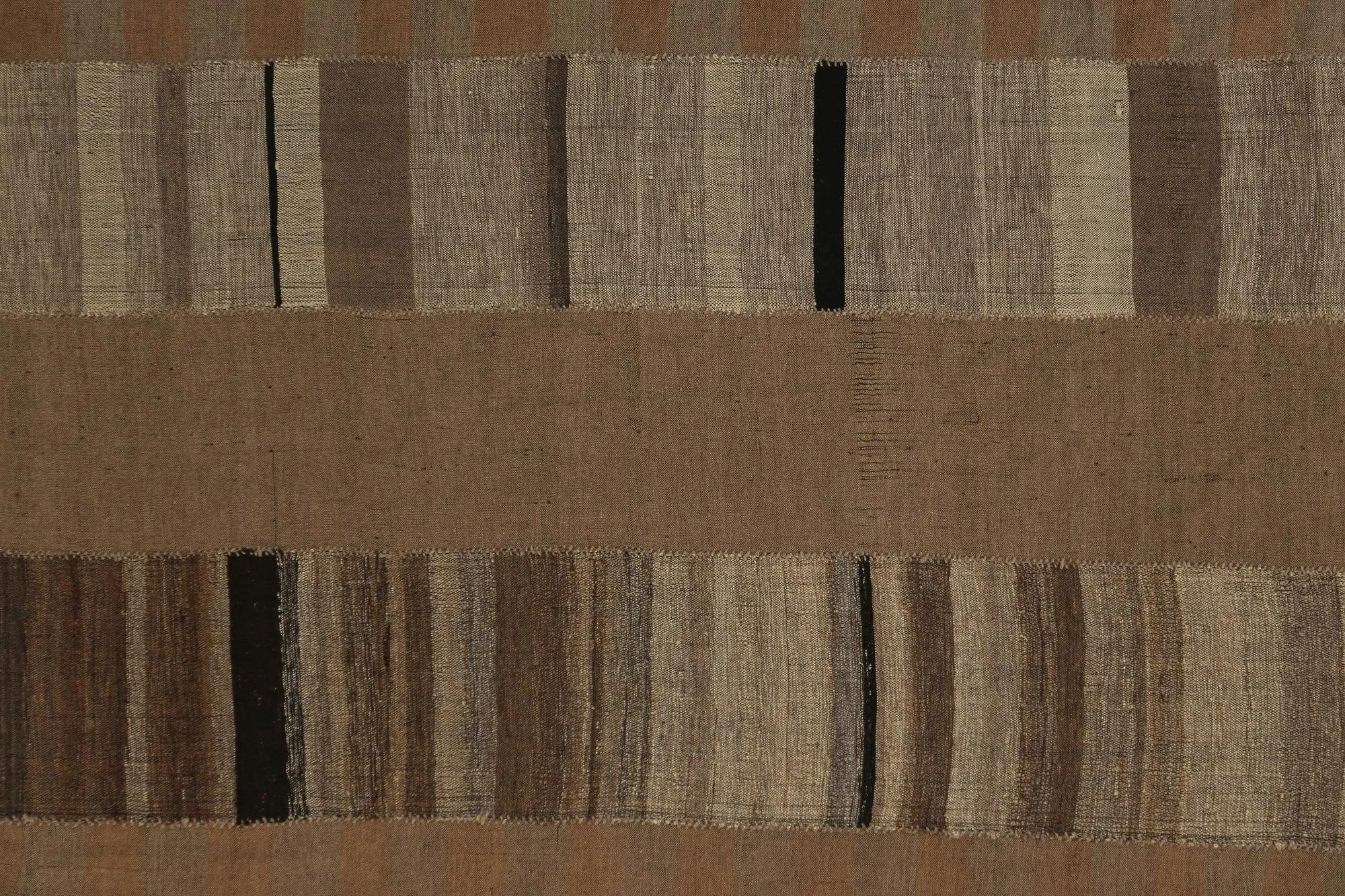 Entdecken Sie die Eleganz der türkischen Kilims mit Teppichen. Dieses exklusive Design, das mit viel Liebe zum Detail entworfen wurde, ist perfekt, um Ihren Raum zu verschönern.
