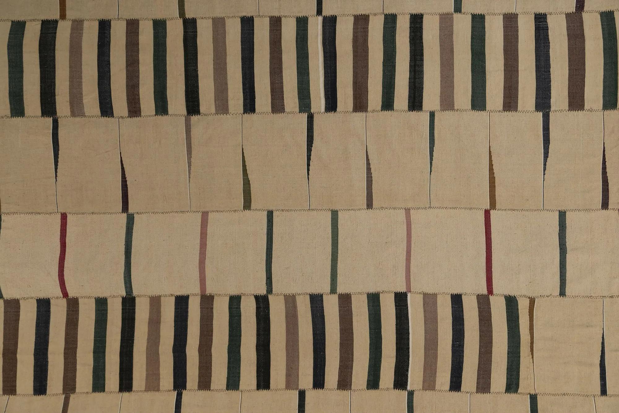 Scopri l'eleganza dei Rug & Kilim della Turchia. Progettato con una meticolosa attenzione ai dettagli, questo design esclusivo è perfetto per valorizzare il tuo spazio.