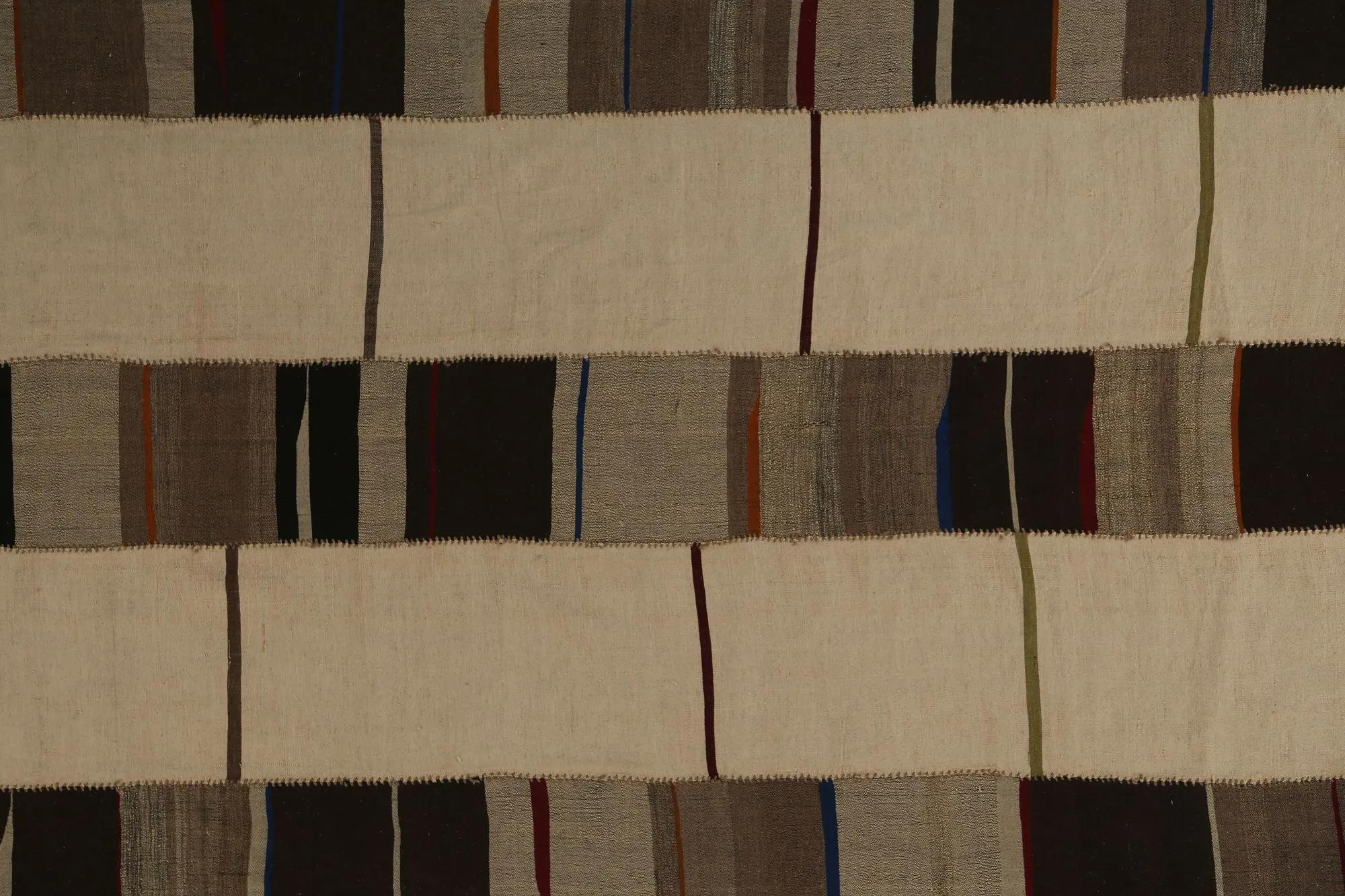 Scopri l'eleganza dei Rug & Kilim della Turchia. Progettato con una meticolosa attenzione ai dettagli, questo design esclusivo è perfetto per valorizzare il tuo spazio.