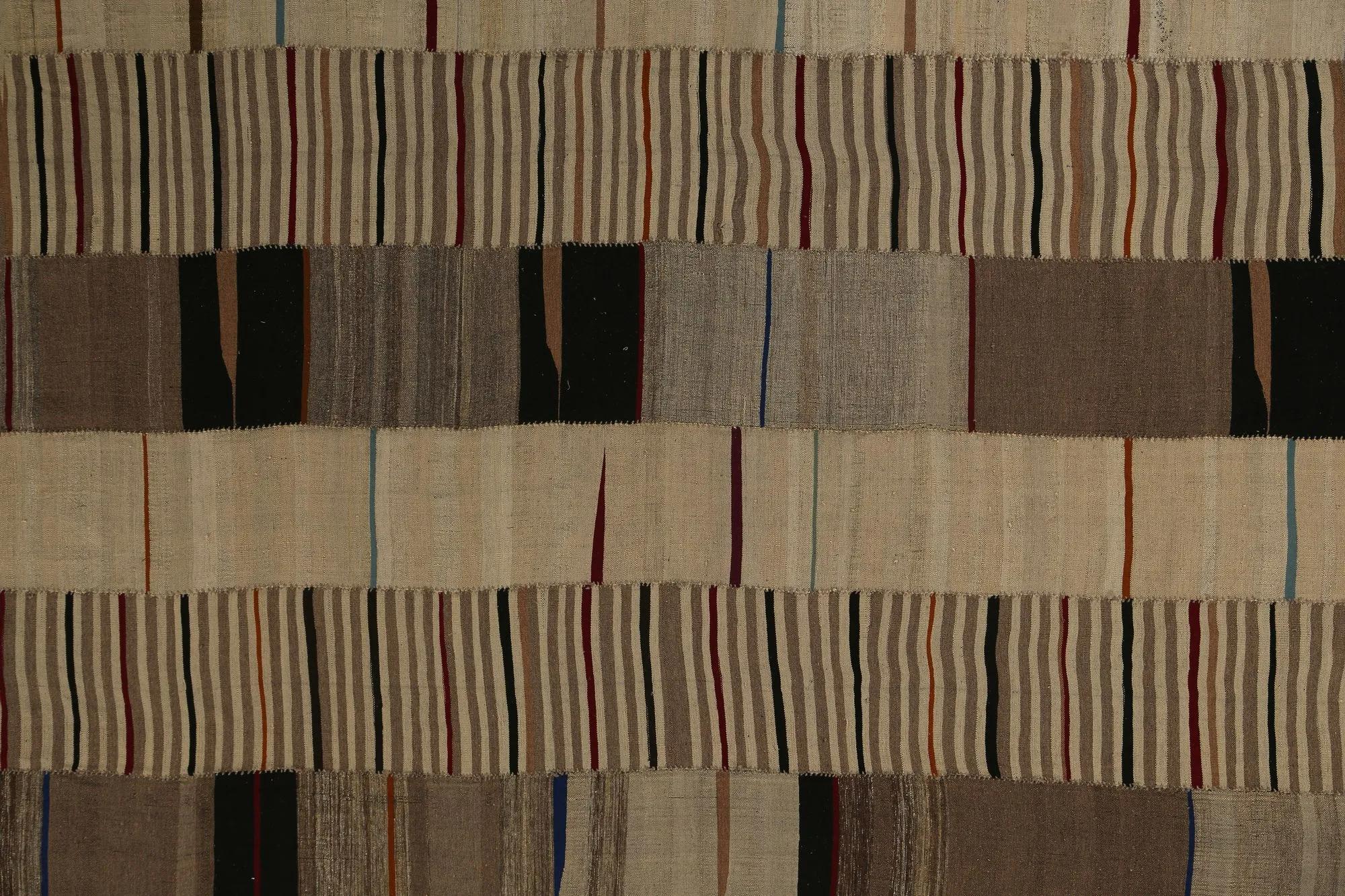 Entdecken Sie die Eleganz der türkischen Kilims mit Teppichen. Dieses exklusive Design, das mit viel Liebe zum Detail entworfen wurde, ist perfekt, um Ihren Raum zu verschönern.