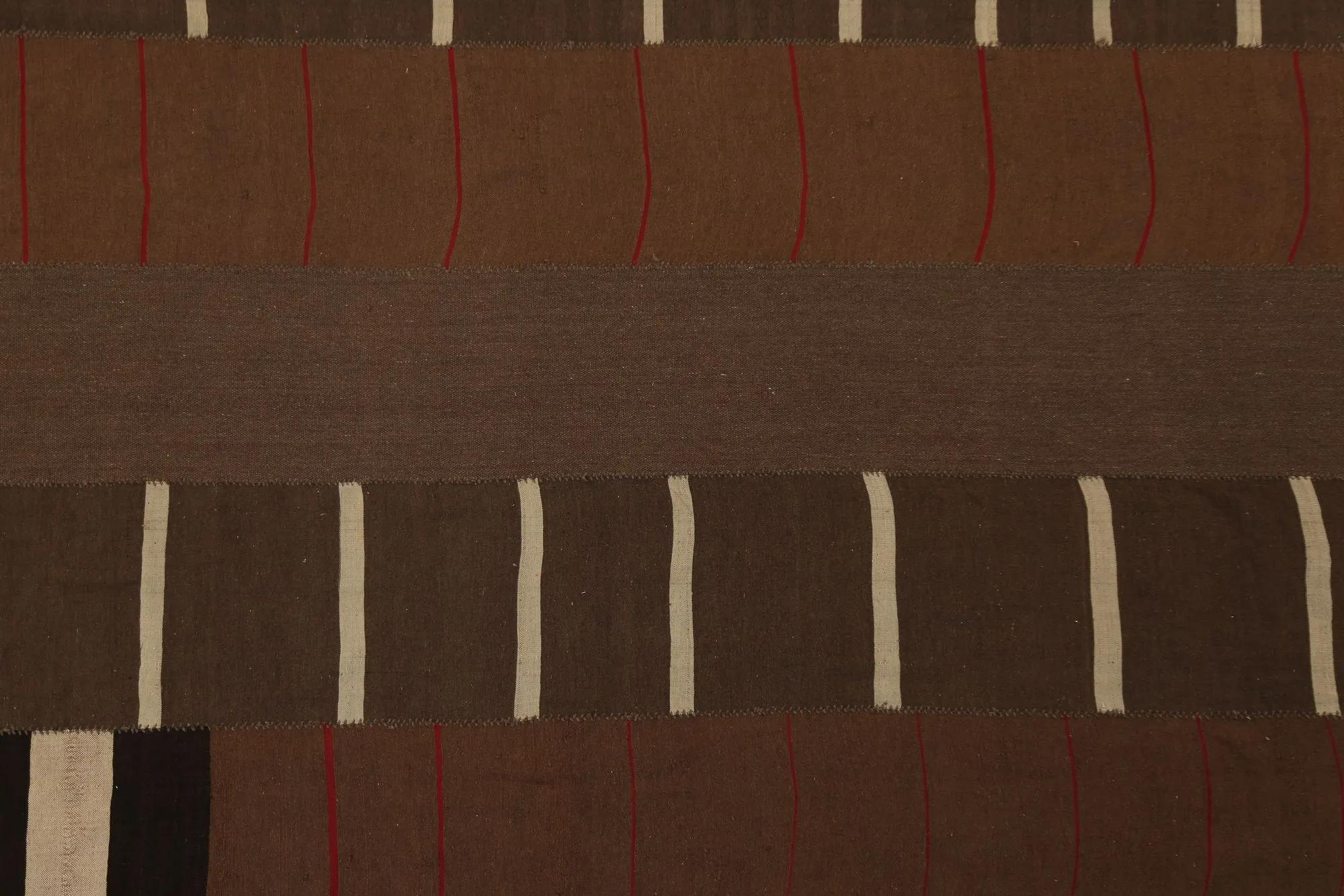 Entdecken Sie die Eleganz der türkischen Kilims mit Teppichen. Dieses exklusive Design, das mit viel Liebe zum Detail entworfen wurde, ist perfekt, um Ihren Raum zu verschönern.