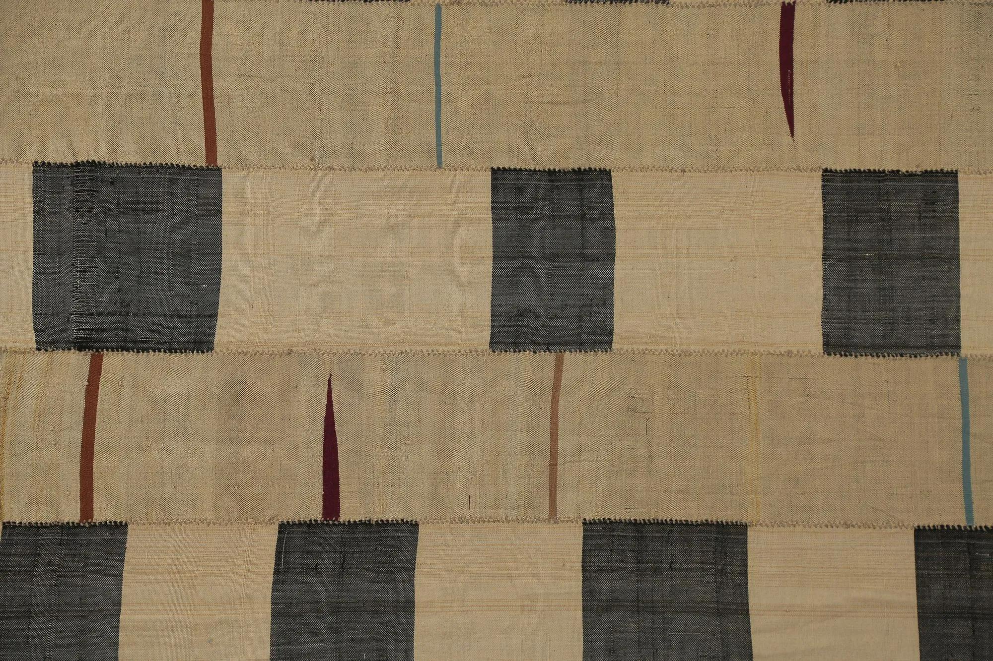 Scopri l'eleganza dei Rug & Kilim della Turchia. Progettato con una meticolosa attenzione ai dettagli, questo design esclusivo è perfetto per valorizzare il tuo spazio.