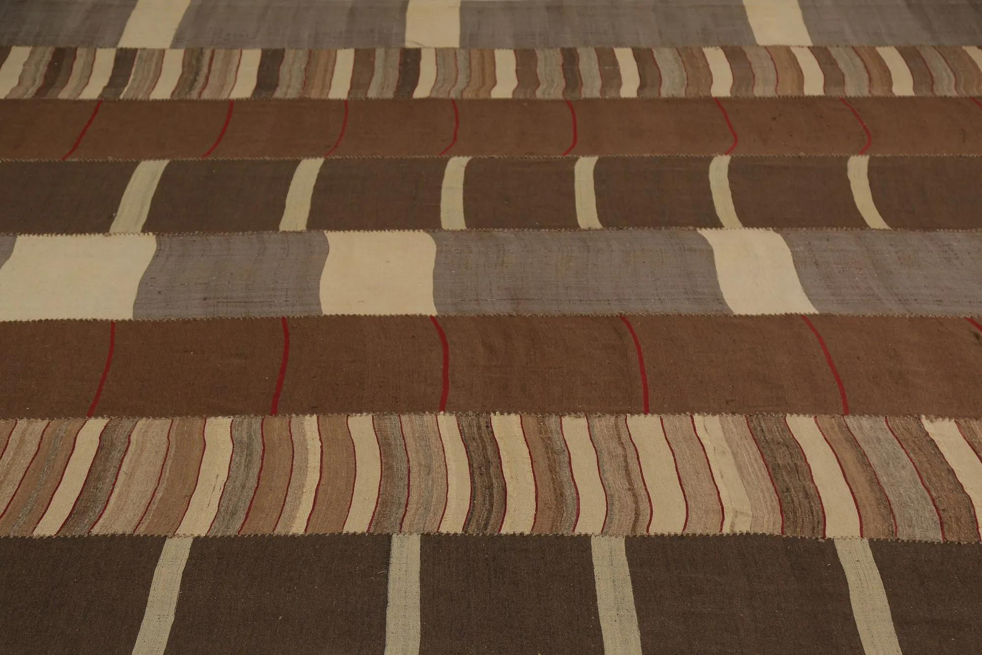 Entdecken Sie die Eleganz der türkischen Kilims mit Teppichen. Dieses exklusive Design, das mit viel Liebe zum Detail entworfen wurde, ist perfekt, um Ihren Raum zu verschönern.