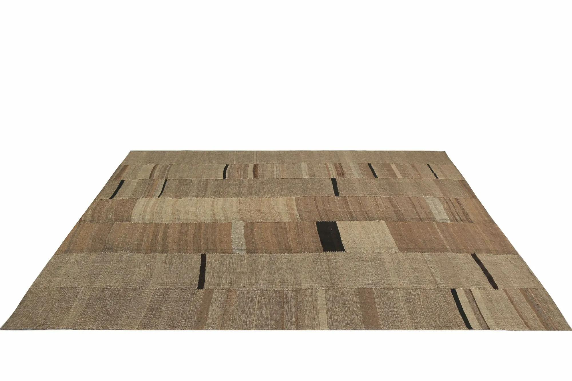 Découvrez l'élégance des tapis Rug & Kilim de Turquie. Conçu avec une attention méticuleuse aux détails, ce design exclusif est parfait pour mettre en valeur votre espace.