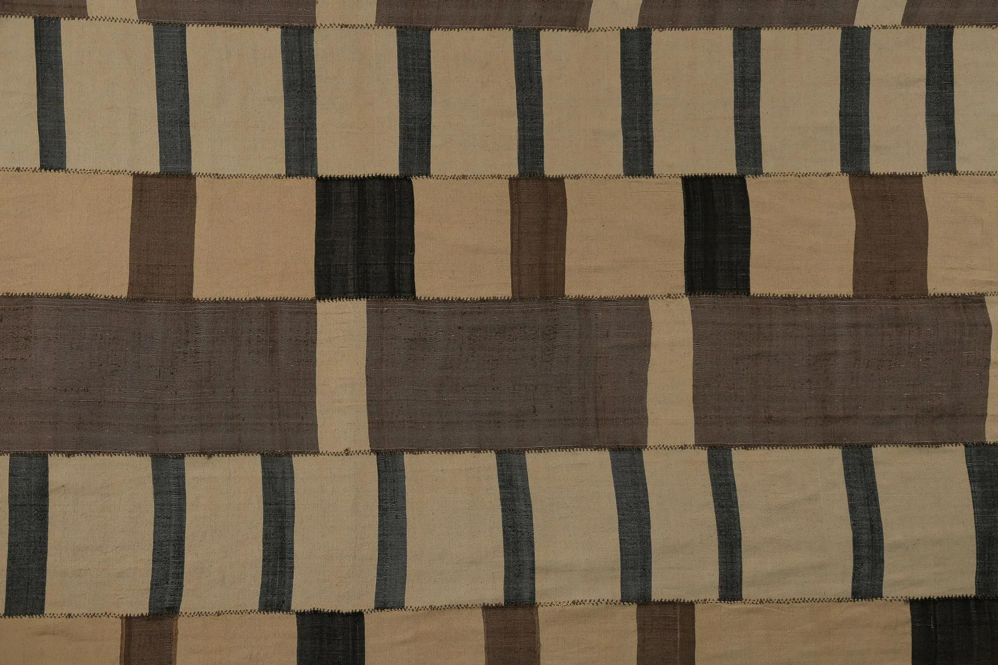 Scopri l'eleganza dei Rug & Kilim della Turchia. Progettato con una meticolosa attenzione ai dettagli, questo design esclusivo è perfetto per valorizzare il tuo spazio.