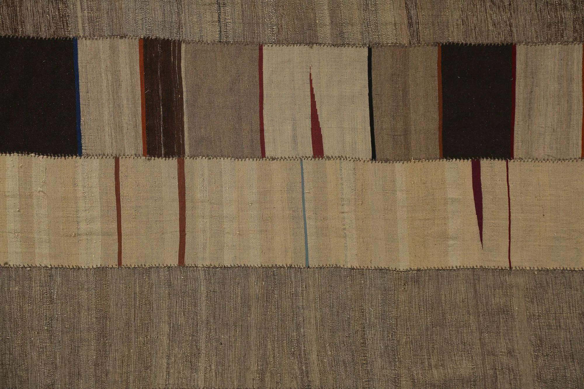 Entdecken Sie die Eleganz der türkischen Kilims mit Teppichen. Dieses exklusive Design, das mit viel Liebe zum Detail entworfen wurde, ist perfekt, um Ihren Raum zu verschönern.