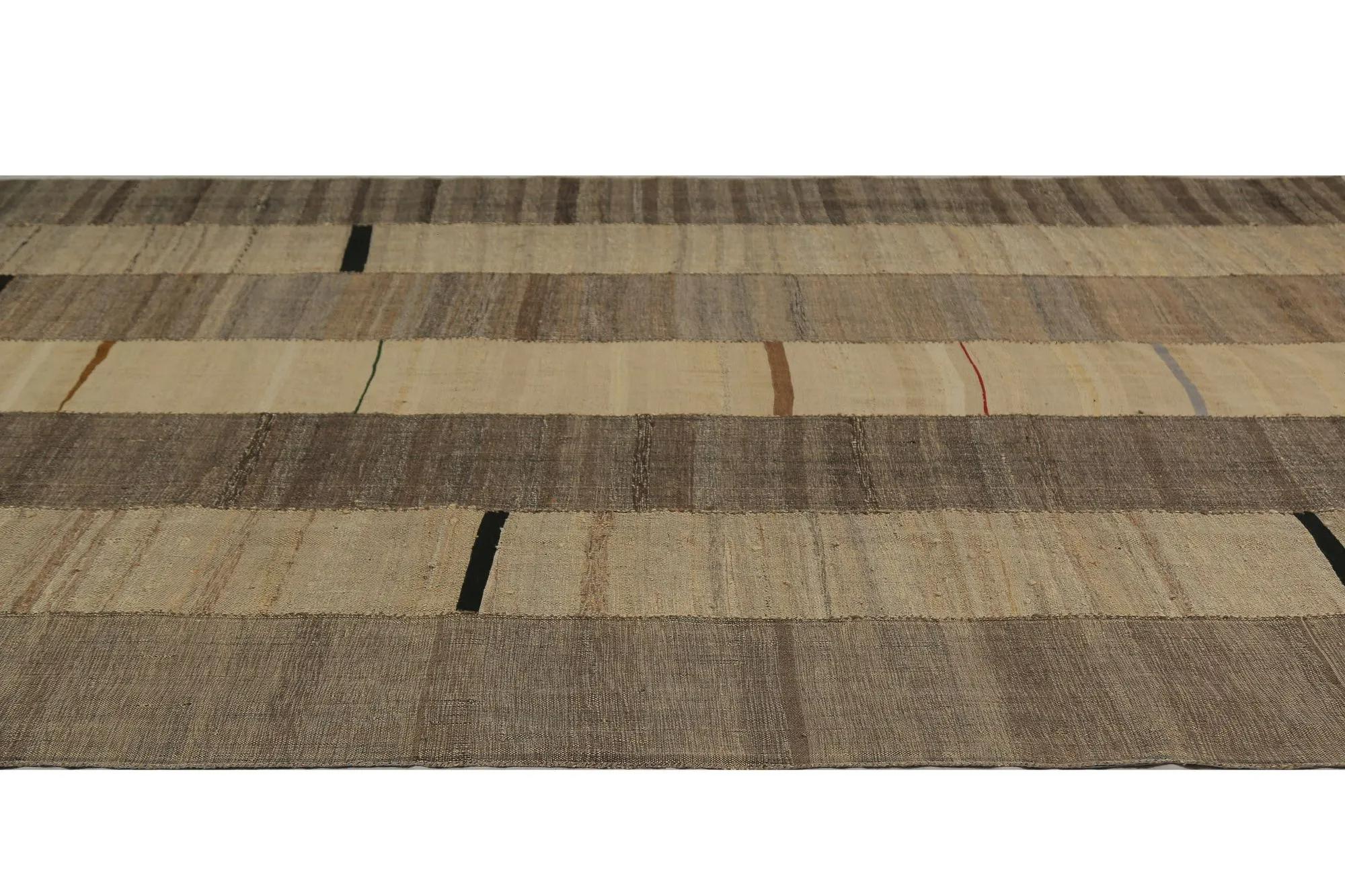 Scopri l'eleganza dei Rug & Kilim della Turchia. Progettato con una meticolosa attenzione ai dettagli, questo design esclusivo è perfetto per valorizzare il tuo spazio.