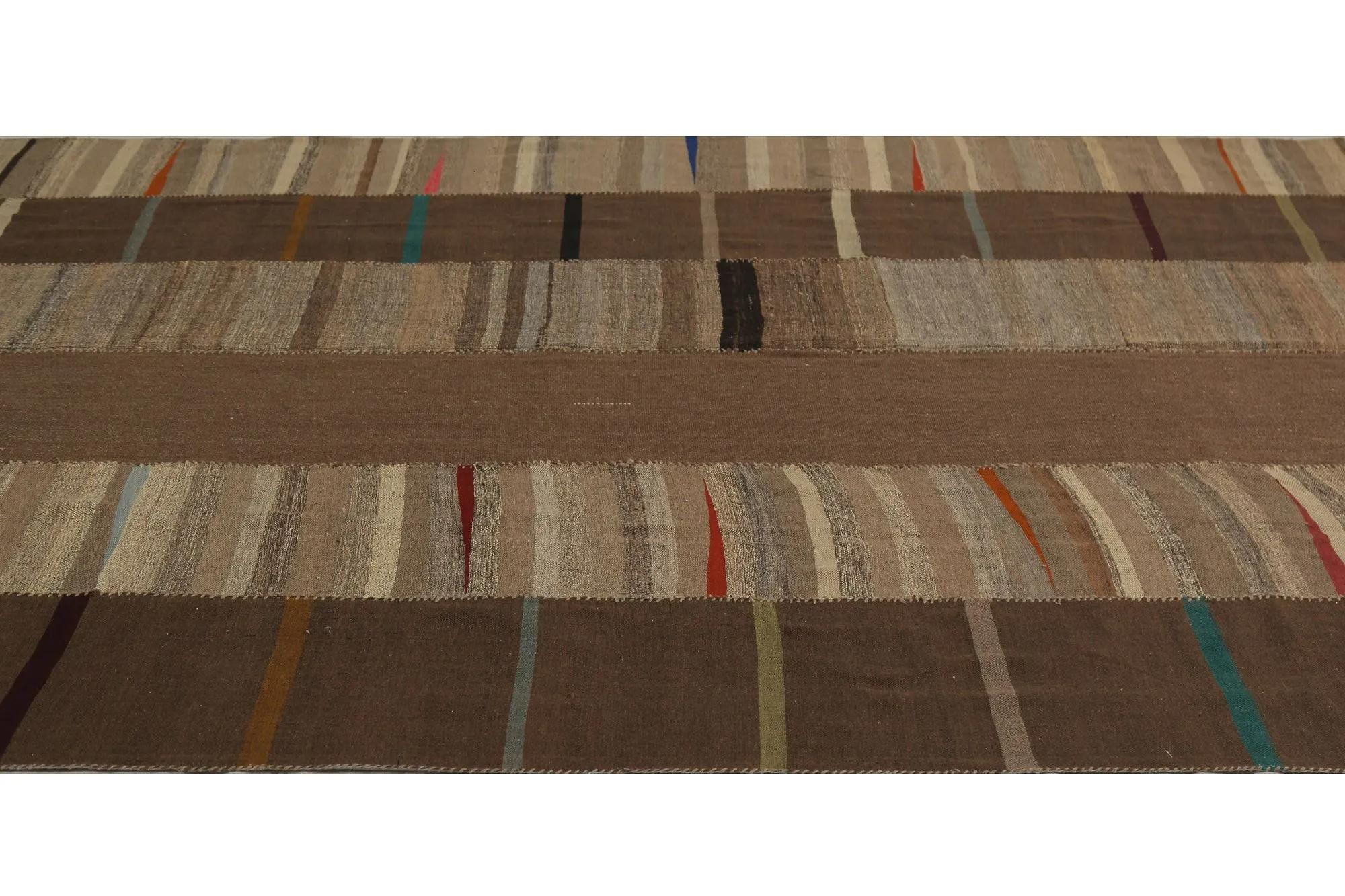 Entdecken Sie die Eleganz der türkischen Kilims mit Teppichen. Dieses exklusive Design, das mit viel Liebe zum Detail entworfen wurde, ist perfekt, um Ihren Raum zu verschönern.