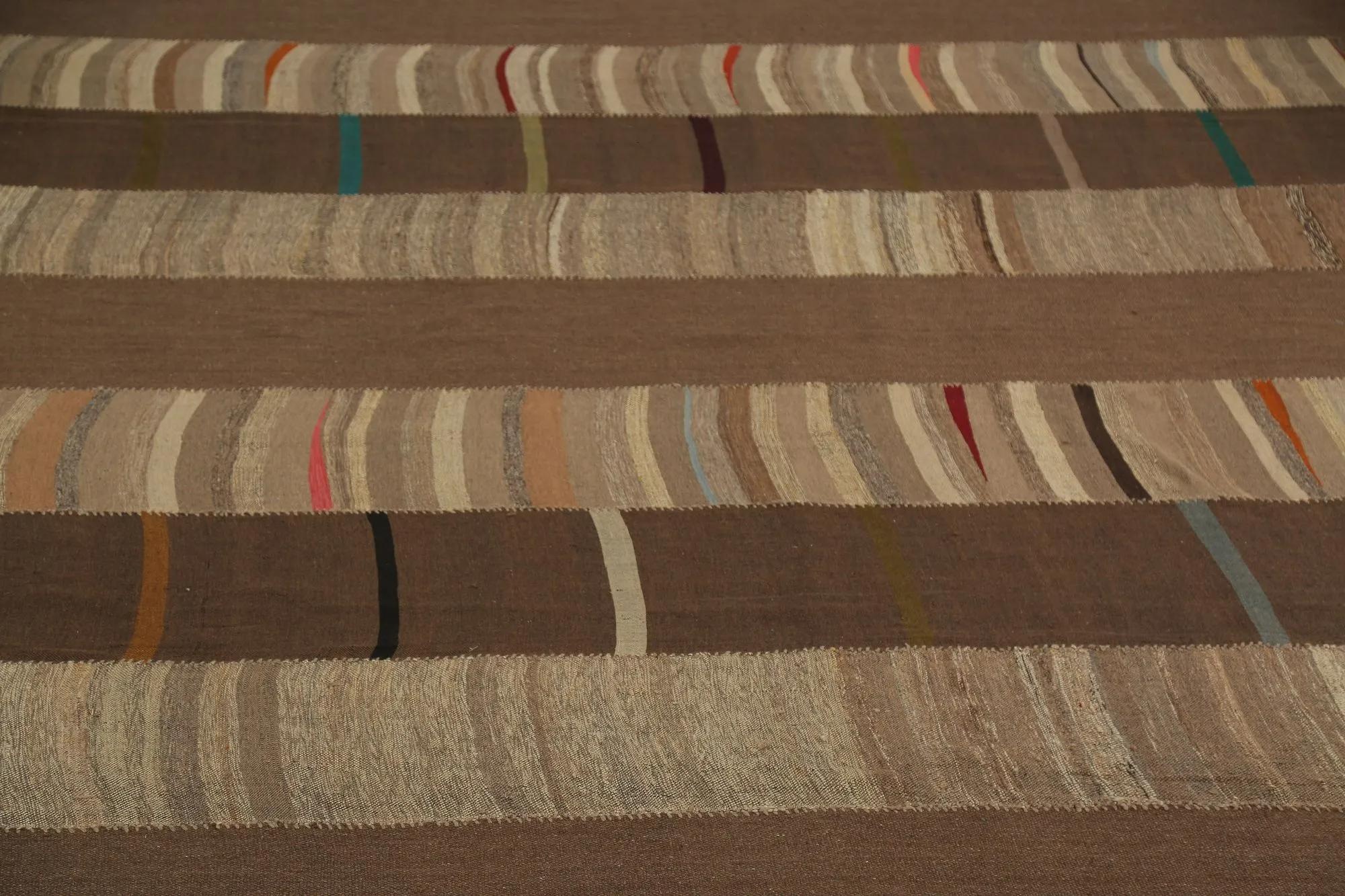 Entdecken Sie die Eleganz der türkischen Kilims mit Teppichen. Dieses exklusive Design, das mit viel Liebe zum Detail entworfen wurde, ist perfekt, um Ihren Raum zu verschönern.