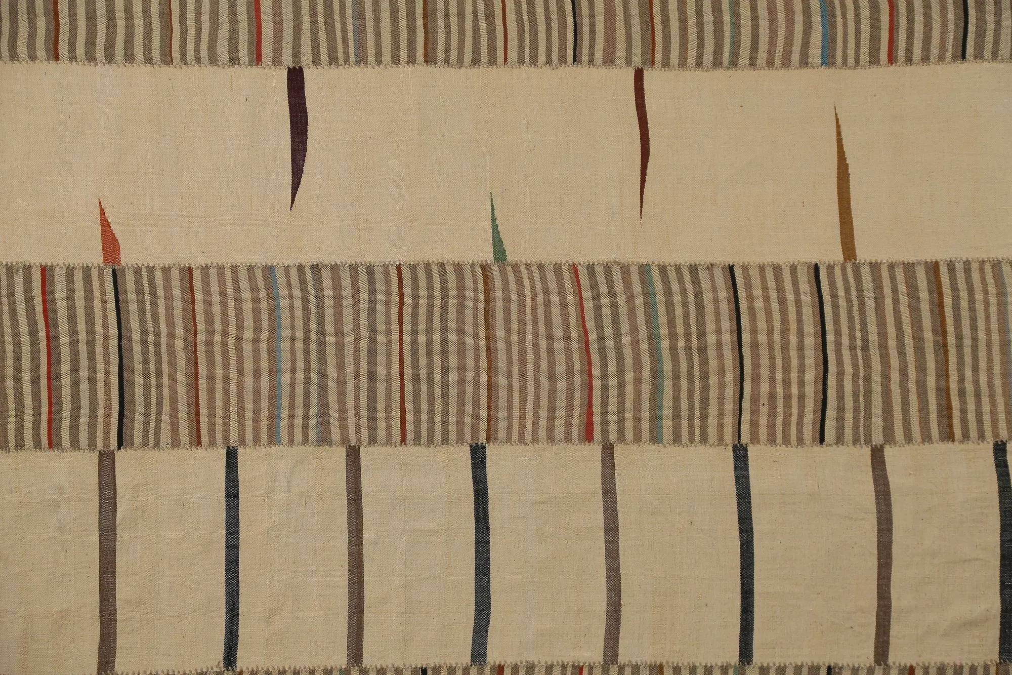 Entdecken Sie die Eleganz der türkischen Kilims mit Teppichen. Dieses exklusive Design, das mit viel Liebe zum Detail entworfen wurde, ist perfekt, um Ihren Raum zu verschönern.