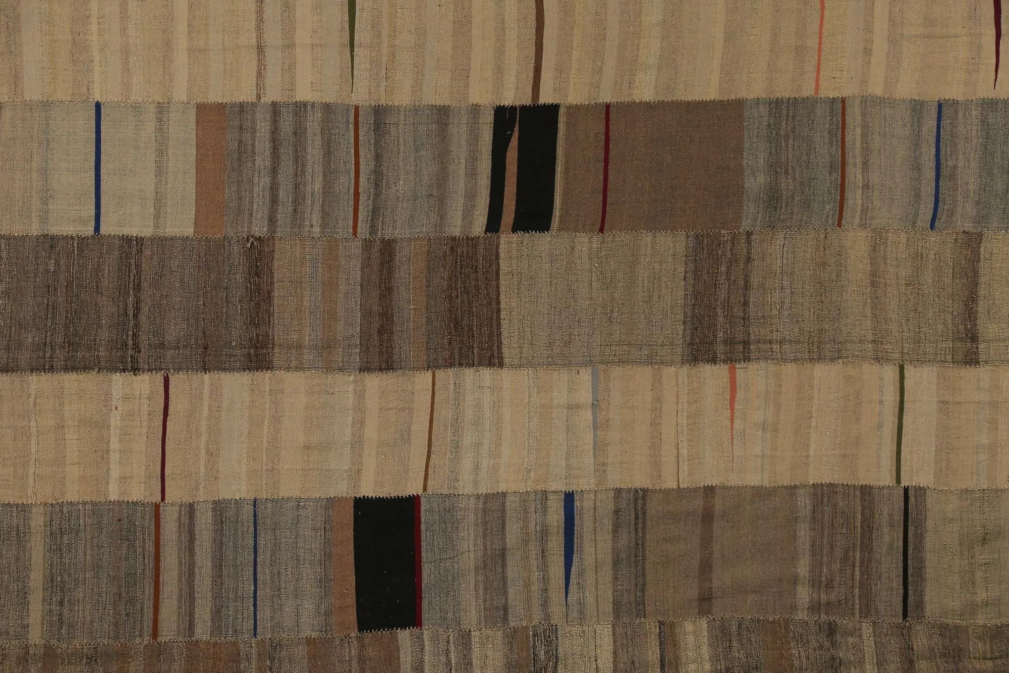 Entdecken Sie die Eleganz der türkischen Kilims mit Teppichen. Dieses exklusive Design, das mit viel Liebe zum Detail entworfen wurde, ist perfekt, um Ihren Raum zu verschönern.