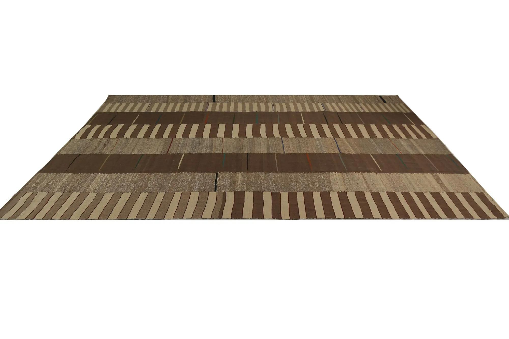 Scopri l'eleganza dei Rug & Kilim della Turchia. Progettato con una meticolosa attenzione ai dettagli, questo design esclusivo è perfetto per valorizzare il tuo spazio.