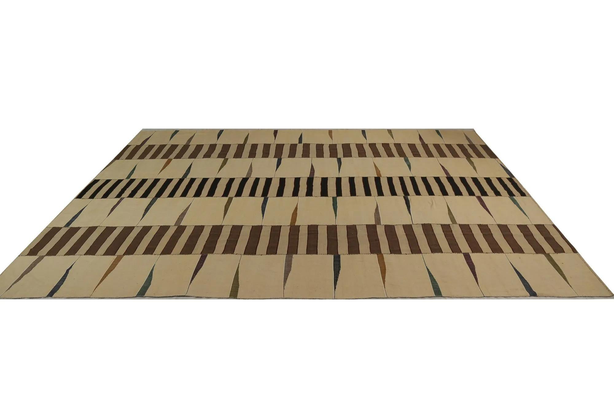 Scopri l'eleganza dei Rug & Kilim della Turchia. Progettato con una meticolosa attenzione ai dettagli, questo design esclusivo è perfetto per valorizzare il tuo spazio.